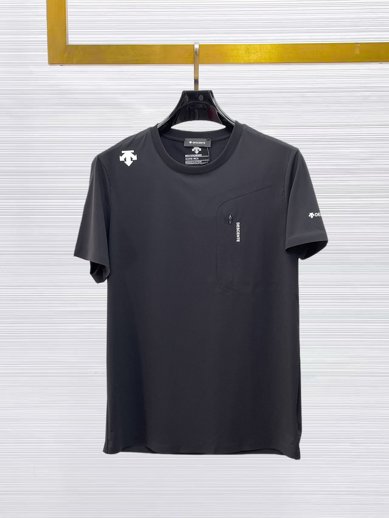 NO:874908,Descente's top products 2026 spring and summer new debut counter latest short-sleeved round neck T-shirt, high-end custom design, avant-garde and fashionable!  The brand logo is designed with heavy craftsmanship. High-end customized quick-drying fabrics. Soft to the touch. Comfortable to wear. Exquisite stitching at the counter level. Fine workmanship. The upper body effect is incomparably handsome!  A must-have item for a stylish man!  Size M-XXXL,,T-shirt,tees,t-shirt,19860909迪桑特 顶级货品2026春夏新款首发专柜最新款短袖圆领T恤 高端订制 设计前卫时尚！品牌logo重工艺设计 高端定制速干面料.手感柔软.穿着舒适.专柜级别精致车线.做工精细.上身效果无敌帅气！型男必备单品！码数M-XXXL,,T-shirt,tees，t-shirt,,Men's clothing