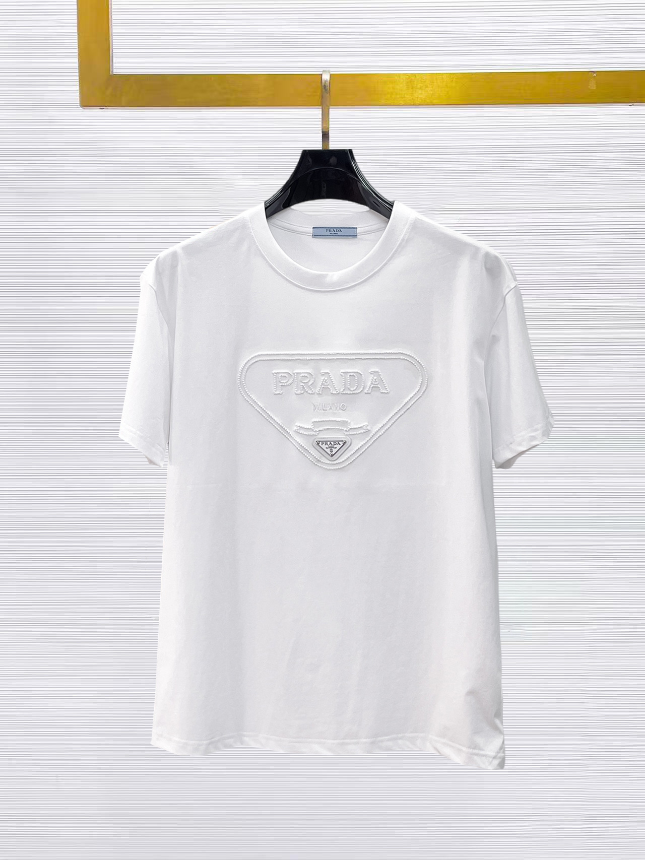 NO:874913,Prada's top products 2026 spring and summer new debut counter latest short-sleeved round neck T-shirt, high-end customization, avant-garde and fashionable design!  The brand logo is designed with heavy craftsmanship. High-end customized 260g fabric. Soft to the touch. Comfortable to wear. Exquisite stitching at the counter level. Fine workmanship. The upper body effect is incomparably handsome!  A must-have item for a stylish man!  Size M-XXXL,,prada,T-shirt,tees,t-shirt,19860909普拉达 顶级货品2026春夏新款首发专柜最新款短袖圆领T恤 高端订制 设计前卫时尚！品牌logo重工艺设计 高端定制260克面料.手感柔软.穿着舒适.专柜级别精致车线.做工精细.上身效果无敌帅气！型男必备单品！码数M-XXXL,,prada,T-shirt,tees，t-shirt,,Men's clothing