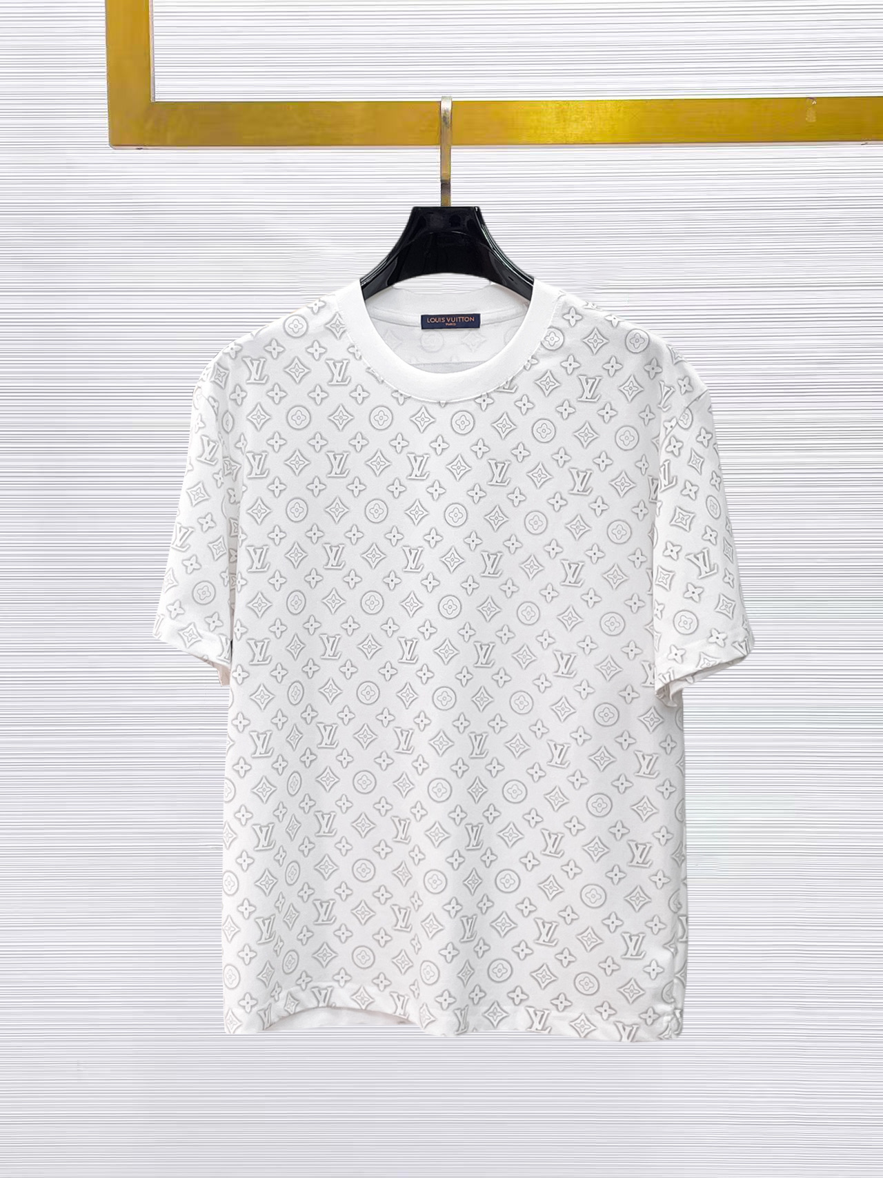 NO:874918,LV top products 2026 spring and summer new debut counter latest short-sleeved round neck T-shirt, high-end customization, avant-garde and fashionable design!  The brand logo is designed with heavy craftsmanship. High-end customized 260g fabric. Soft to the touch. Comfortable to wear. Exquisite stitching at the counter level. Fine workmanship. The upper body effect is incomparably handsome!  A must-have item for a stylish man!  Size M-XXXL,,louis vuitton,T-shirt,tees,t-shirt,19860909LV 顶级货品2026春夏新款首发专柜最新款短袖圆领T恤 高端订制 设计前卫时尚！品牌logo重工艺设计 高端定制260克面料.手感柔软.穿着舒适.专柜级别精致车线.做工精细.上身效果无敌帅气！型男必备单品！码数M-XXXL,,louis vuitton,T-shirt,tees，t-shirt,,Men's clothing