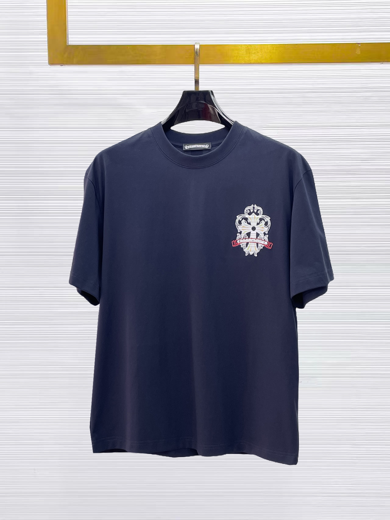 NO:874923,Kroxin's top products 2026 spring and summer new debut counter latest short-sleeved round neck T-shirt, high-end custom design, avant-garde and fashionable!  The brand logo is designed with heavy craftsmanship. High-end customized 260g fabric. Soft to the touch. Comfortable to wear. Exquisite stitching at the counter level. Fine workmanship. The upper body effect is incomparably handsome!  A must-have item for a stylish man!  Size M-XXXL,,chrome hearts,T-shirt,tees,t-shirt,19860909克罗心 顶级货品2026春夏新款首发专柜最新款短袖圆领T恤 高端订制 设计前卫时尚！品牌logo重工艺设计 高端定制260克面料.手感柔软.穿着舒适.专柜级别精致车线.做工精细.上身效果无敌帅气！型男必备单品！码数M-XXXL,,chrome hearts,T-shirt,tees，t-shirt,,Men's clothing