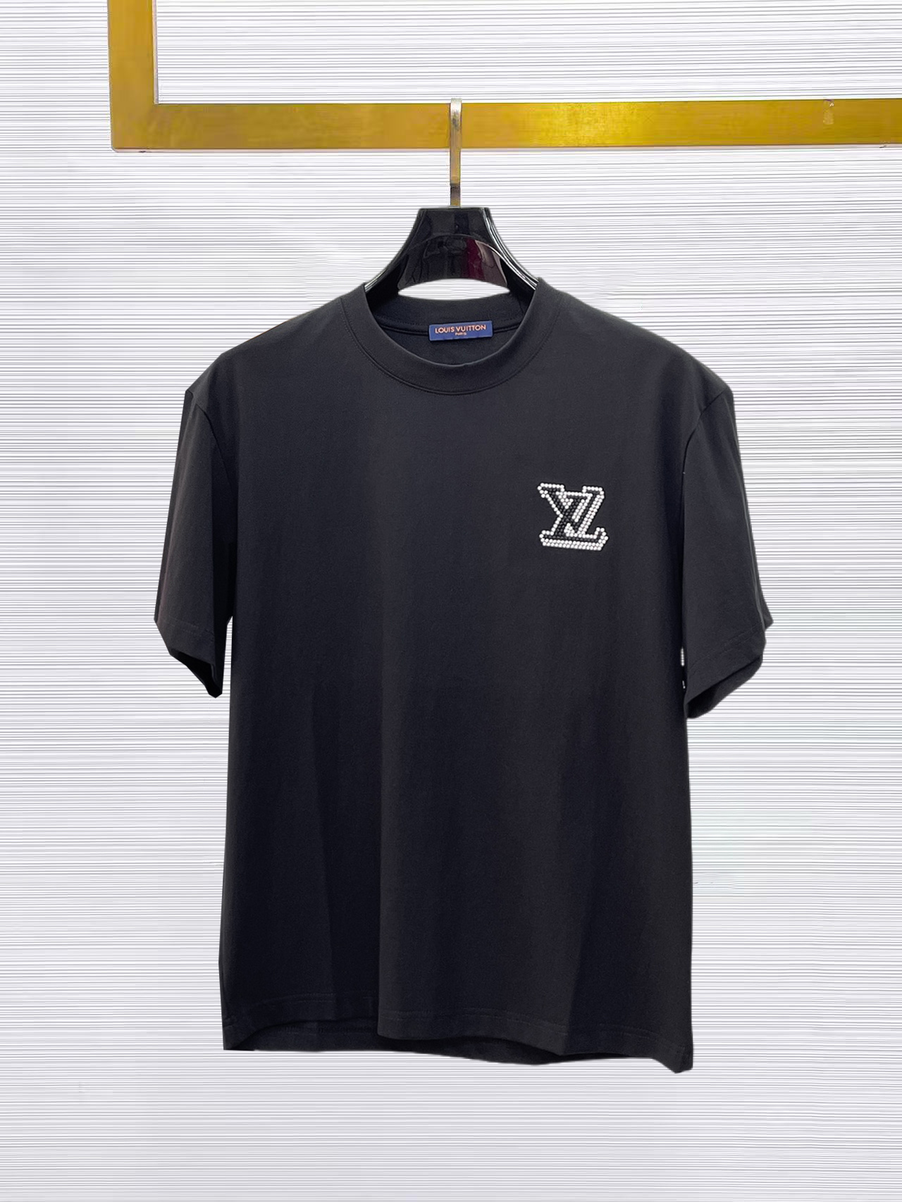 NO:874948,LV top products 2026 spring and summer new debut counter latest short-sleeved round neck T-shirt, high-end customization, avant-garde and fashionable design!  The brand logo is designed with heavy craftsmanship. High-end customized 260g fabric. Soft to the touch. Comfortable to wear. Exquisite stitching at the counter level. Fine workmanship. The upper body effect is incomparably handsome!  A must-have item for a stylish man!  Size M-XXXL,,louis vuitton,T-shirt,tees,t-shirt,19860909LV 顶级货品2026春夏新款首发专柜最新款短袖圆领T恤 高端订制 设计前卫时尚！品牌logo重工艺设计 高端定制260克面料.手感柔软.穿着舒适.专柜级别精致车线.做工精细.上身效果无敌帅气！型男必备单品！码数M-XXXL,,louis vuitton,T-shirt,tees，t-shirt,,Men's clothing