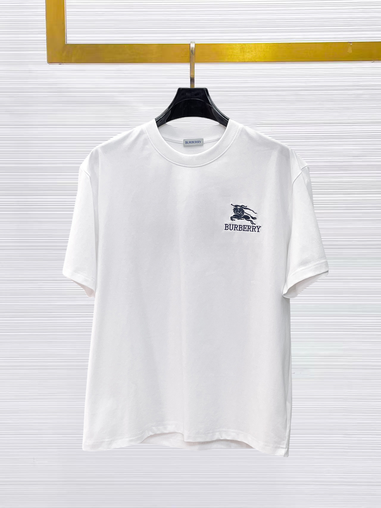 NO:874929,Burberry's top products 2026 spring and summer new debut counter latest short-sleeved round neck T-shirt, high-end custom design, avant-garde and fashionable!  The brand logo is designed with heavy craftsmanship. High-end customized 260g fabric. Soft to the touch. Comfortable to wear. Exquisite stitching at the counter level. Fine workmanship. The upper body effect is incomparably handsome!  A must-have item for a stylish man!  Size M-XXXL,,burberry,T-shirt,tees,t-shirt,19860909巴宝莉 顶级货品2026春夏新款首发专柜最新款短袖圆领T恤 高端订制 设计前卫时尚！品牌logo重工艺设计 高端定制260克面料.手感柔软.穿着舒适.专柜级别精致车线.做工精细.上身效果无敌帅气！型男必备单品！码数M-XXXL,,burberry,T-shirt,tees，t-shirt,,Men's clothing