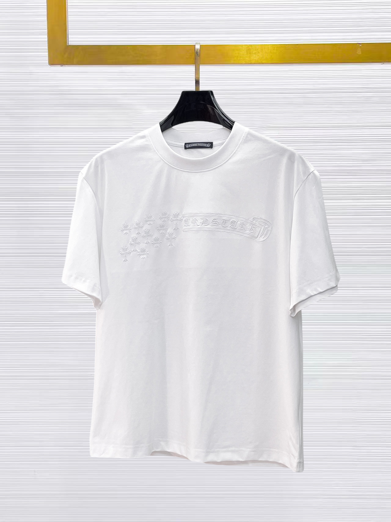 NO:874934,Kroxin's top products 2026 spring and summer new debut counter latest short-sleeved round neck T-shirt, high-end custom design, avant-garde and fashionable!  The brand logo is designed with heavy craftsmanship. High-end customized 260g fabric. Soft to the touch. Comfortable to wear. Exquisite stitching at the counter level. Fine workmanship. The upper body effect is incomparably handsome!  A must-have item for a stylish man!  Size M-XXXL,,chrome hearts,T-shirt,tees,t-shirt,19860909克罗心 顶级货品2026春夏新款首发专柜最新款短袖圆领T恤 高端订制 设计前卫时尚！品牌logo重工艺设计 高端定制260克面料.手感柔软.穿着舒适.专柜级别精致车线.做工精细.上身效果无敌帅气！型男必备单品！码数M-XXXL,,chrome hearts,T-shirt,tees，t-shirt,,Men's clothing