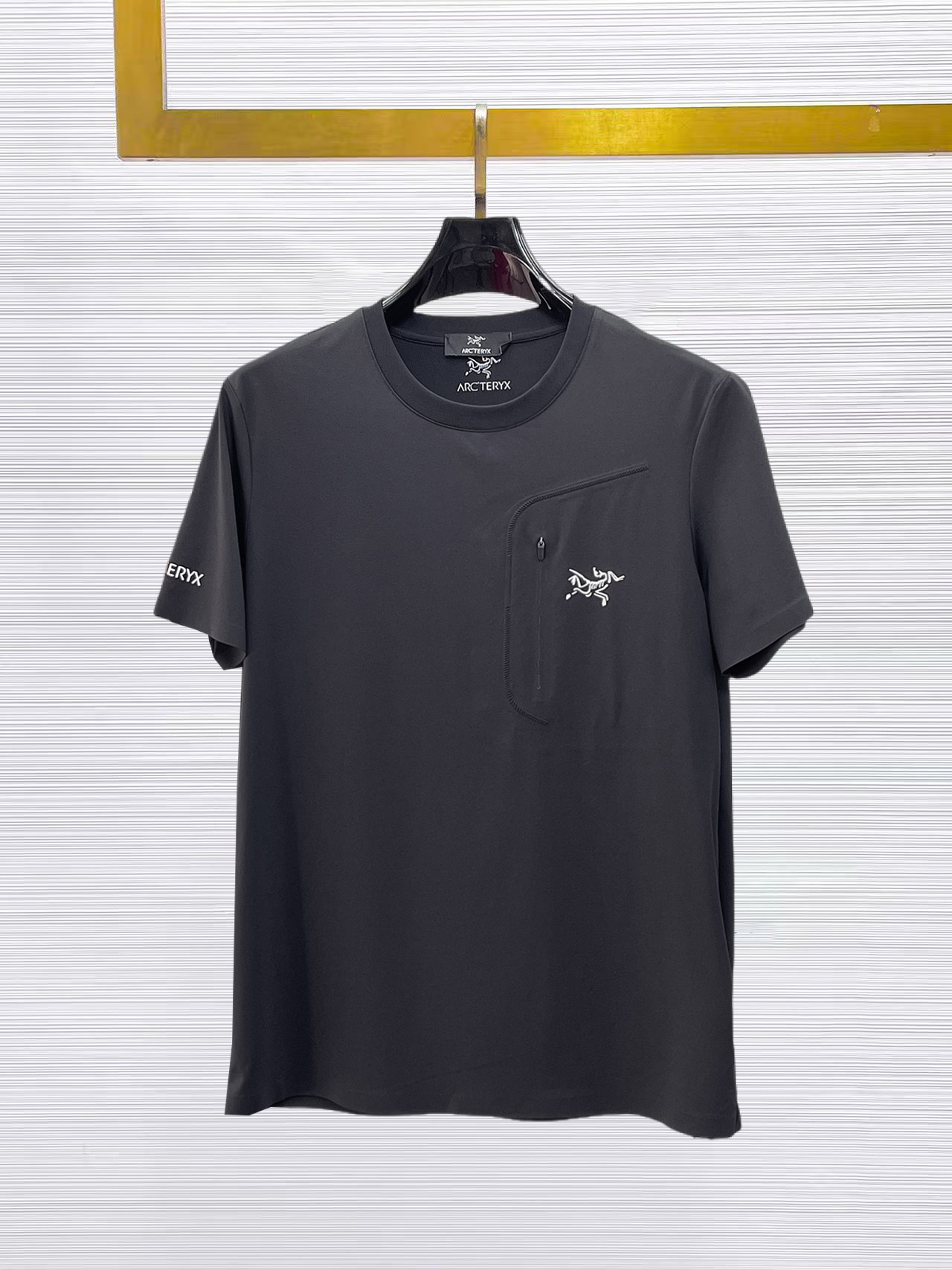 NO:874939,Arc'teryx's top products 2026 spring and summer new debut counter latest short-sleeved round neck T-shirt high-end custom design avant-garde fashion!  The brand logo is designed with heavy craftsmanship. High-end customized quick-drying fabrics. Soft to the touch. Comfortable to wear. Exquisite stitching at the counter level. Fine workmanship. The upper body effect is incomparably handsome!  A must-have item for a stylish man!  Size M-XXXL,arc'teryx,T-shirt,tees,t-shirt,19860909始祖鸟 顶级货品2026春夏新款首发专柜最新款短袖圆领T恤 高端订制 设计前卫时尚！品牌logo重工艺设计 高端定制速干面料.手感柔软.穿着舒适.专柜级别精致车线.做工精细.上身效果无敌帅气！型男必备单品！码数M-XXXL,arc'teryx,T-shirt,tees，t-shirt,,Men's clothing