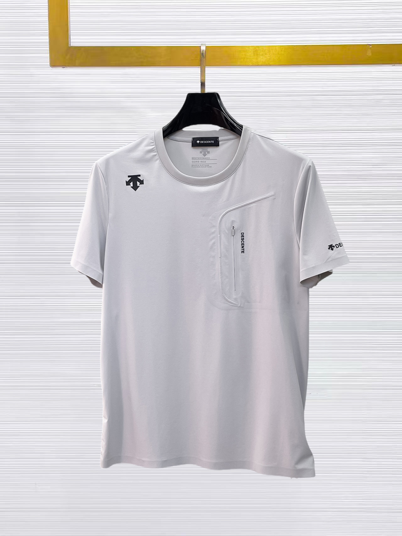 NO:874944,Descente's top products 2026 spring and summer new debut counter latest short-sleeved round neck T-shirt, high-end custom design, avant-garde and fashionable!  The brand logo is designed with heavy craftsmanship. High-end customized quick-drying fabrics. Soft to the touch. Comfortable to wear. Exquisite stitching at the counter level. Fine workmanship. The upper body effect is incomparably handsome!  A must-have item for a stylish man!  Size M-XXXL,,T-shirt,tees,t-shirt,19860909迪桑特 顶级货品2026春夏新款首发专柜最新款短袖圆领T恤 高端订制 设计前卫时尚！品牌logo重工艺设计 高端定制速干面料.手感柔软.穿着舒适.专柜级别精致车线.做工精细.上身效果无敌帅气！型男必备单品！码数M-XXXL,,T-shirt,tees，t-shirt,,Men's clothing