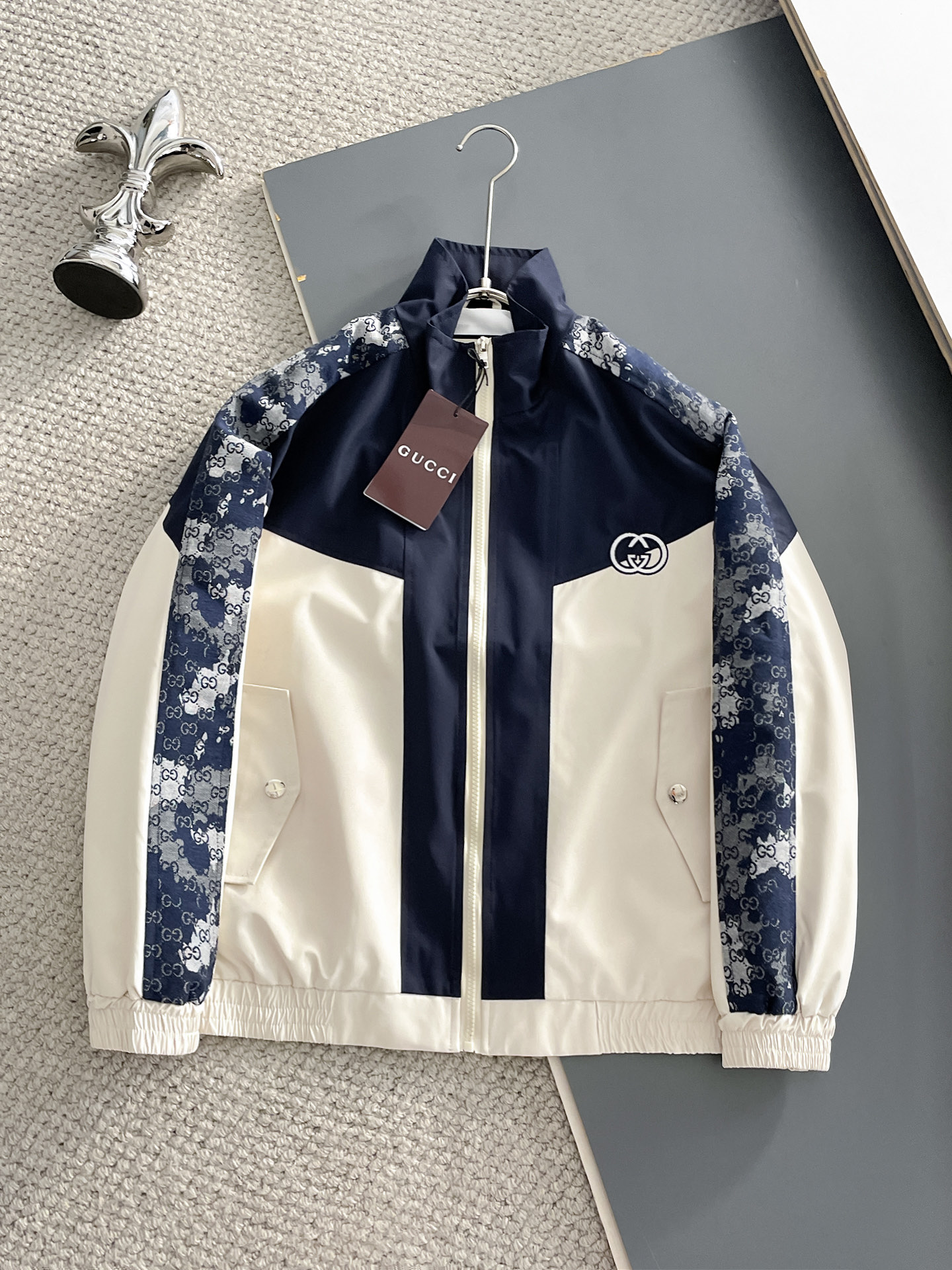 NO:907774,Same style as Gucci official website, on sale in advance!  2026ss new autumn men's jackets, original single three-standard high-end version!  Custom-made fabrics at the counter are highly breathable and comfortable, with impeccable details and brand element design concepts, reflecting high quality. It feels delicate and soft!  It presents a casual cut and the upper body shape is awesome!  Size M～3XL, maximum wearing capacity is 195 catties.,,jackets & coats,jackets & coats,19860909古奇 官网同款,提前发售！2026ss开秋新款男士夹克外套,原单三标齐全高端版本！专柜定制面料 透气舒适度高,细节无可挑剔,品牌元素设计理念,体现高品质.手感细腻柔软！呈现休闲裁剪,上身版型超赞！码数M～3XL,最大穿195斤.,,jackets & coats,jackets & coats,,Men's clothing