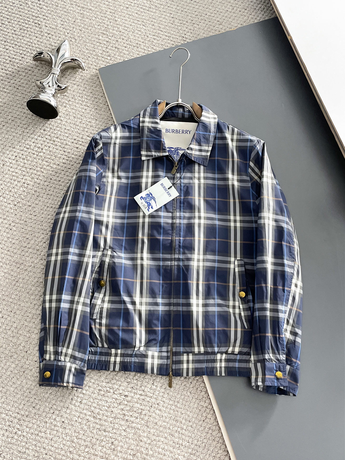 NO:907779,Same style as Burberry official website, on sale in advance!  2026ss new autumn men's jackets, original single three-standard high-end version!  Custom-made fabrics at the counter are highly breathable and comfortable, with impeccable details and brand element design concepts, reflecting high quality. It feels delicate and soft!  It presents a casual cut and the upper body shape is awesome!  Size M～3XL, maximum wearing capacity is 195 catties.,,burberry,jackets & coats,jackets & coats,19860909巴宝莉 官网同款,提前发售！2026ss开秋新款男士夹克外套,原单三标齐全高端版本！专柜定制面料 透气舒适度高,细节无可挑剔,品牌元素设计理念,体现高品质.手感细腻柔软！呈现休闲裁剪,上身版型超赞！码数M～3XL,最大穿195斤.,,burberry,jackets & coats,jackets & coats,,Men's clothing