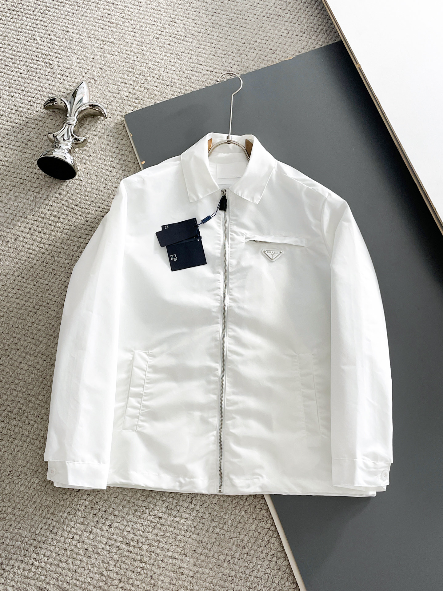NO:907785,Same style as Prada official website, on sale in advance!  2026ss new autumn men's jackets, original single three-standard high-end version!  Custom-made fabrics at the counter are highly breathable and comfortable, with impeccable details and brand element design concepts, reflecting high quality. It feels delicate and soft!  It presents a casual cut and the upper body shape is awesome!  Size M～3XL, maximum wearing capacity is 195 catties.,,prada,jackets & coats,jackets & coats,19860909普拉达 官网同款,提前发售！2026ss开秋新款男士夹克外套,原单三标齐全高端版本！专柜定制面料 透气舒适度高,细节无可挑剔,品牌元素设计理念,体现高品质.手感细腻柔软！呈现休闲裁剪,上身版型超赞！码数M～3XL,最大穿195斤.,,prada,jackets & coats,jackets & coats,,Men's clothing