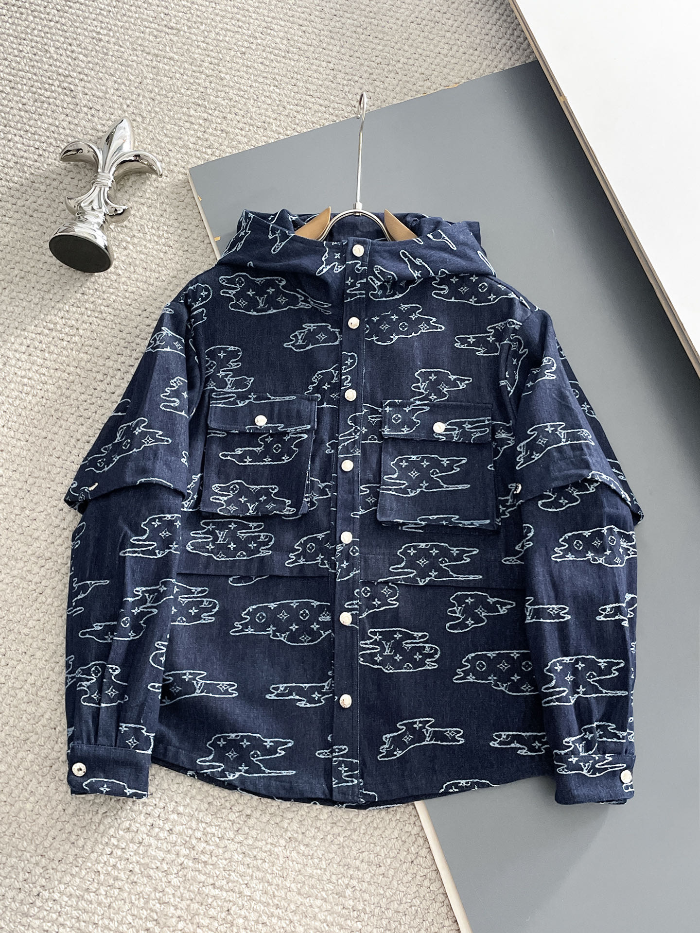 NO:907790,Same style as on LV official website, on sale in advance!  2026ss new autumn men's denim jacket, original single three-standard high-end version!  With hidden hood, custom-made fabrics at the counter, highly breathable and comfortable, impeccable details, brand element design concept, reflecting high quality. It feels delicate and soft!  It presents a casual cut and the upper body shape is awesome!  Size M～3XL, maximum wear is 195kg.,,louis vuitton,jackets & coats,jackets & coats,hats,19860909LV 官网同款,提前发售！2026ss开秋新款男士牛仔夹克外套,原单三标齐全高端版本！带隐藏帽,专柜定制面料 透气舒适度高,细节无可挑剔,品牌元素设计理念,体现高品质.手感细腻柔软！呈现休闲裁剪,上身版型超赞！码数M～3XL,最大穿195斤.,,louis vuitton,jackets & coats,jackets & coats,hats,,Men's clothing