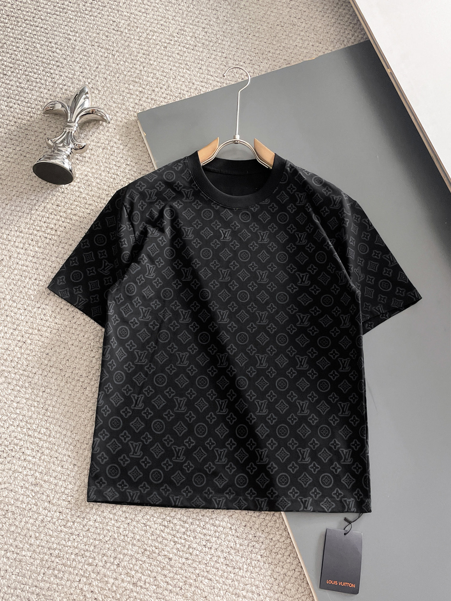 NO:931876,LV top products 2026 spring and summer new debut counter latest short-sleeved round neck T-shirt, high-end customization, avant-garde and fashionable design!  The brand logo is designed with heavy craftsmanship. High-end customized 260g fabric. Soft to the touch. Comfortable to wear. Exquisite stitching at the counter level. Fine workmanship. The upper body effect is incomparably handsome!  A must-have item for a stylish man!  Size M-XXXL,,louis vuitton,T-shirt,tees,t-shirt,19860909LV 顶级货品2026春夏新款首发专柜最新款短袖圆领T恤 高端订制 设计前卫时尚！品牌logo重工艺设计 高端定制260克面料.手感柔软.穿着舒适.专柜级别精致车线.做工精细.上身效果无敌帅气！型男必备单品！码数M-XXXL,,louis vuitton,T-shirt,tees，t-shirt,,Men's clothing