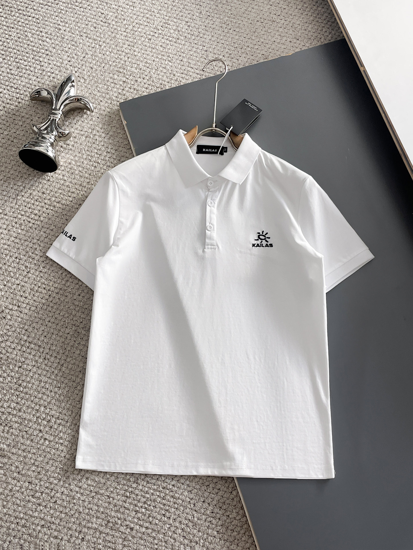 NO:931914,Kailer Stone 2026ss summer new letter logo men's lapel Polo shirt!  Classic business men's style, the ceiling-level business men's style of high-end men's clothing!  Simple and fashionable yet elegant, it looks great when worn alone, and the quality/details control can be taken away with your eyes closed. It is low-key, luxurious and connotative!  The custom-woven mesh pique cotton fabric supplied by the customer is carefully made. The mesh texture is evenly arranged on the surface of the fabric. It has excellent breathability and heat dissipation and perspiration. The upper body comfort is completely better than ordinary single-sided jersey tissue!  The classic brand LOGO on the chest is made with top-notch craftsmanship. The LOGO is three-dimensional, clear and full, and has extraordinary texture. Whether it is worn as an inner layer or worn alone, it is a classic product!  The exquisite tailoring process, every detail is handled very standard and delicately, which cannot be compared with other low-end products on the market. It is a must-have basic and versatile Polo shirt for men!  Available in multiple colors, sizes M-3xl,,19860909凯乐石 2026ss夏季新款字母logo男士翻领Polo衫！经典商务男款,高端男装的天花板级别的商务男款！简约时尚大气不失优雅,单穿内搭体面过人,品质控/细节控的闭眼带走,低调又奢华有内涵！ 客供定织网眼珠地棉布精心制成,面料表面排列均匀整齐的网眼纹理,透气性和散热排汗性极佳,上身舒适程度完全优于普通单面汗布组织！胸前经典的品牌LOGO标识,采用顶级工艺打造,LOGO立体清晰饱满,质感非凡的特质,无论是内搭还是单穿都是一款经典领域的产品！精妙绝伦的裁剪工艺,每一个细节处理的非常标准细腻,非市面一般LOW货可以媲美的,男士必入基础百搭款Polo衫推荐！ 颜色多颜色 尺码M-3xl,,,Men's clothing