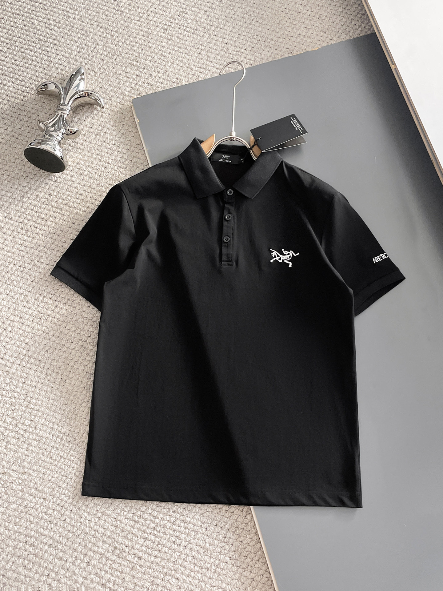 NO:931921,Arc'teryx 2026ss summer new letter logo men's lapel Polo shirt!  Classic business men's style, the ceiling-level business men's style of high-end men's clothing!  Simple and fashionable yet elegant, it looks great when worn alone, and the quality/details control can be taken away with your eyes closed. It is low-key, luxurious and connotative!  The custom-woven mesh pique cotton fabric supplied by the customer is carefully made. The mesh texture is evenly arranged on the surface of the fabric. It has excellent breathability and heat dissipation and perspiration. The upper body comfort is completely better than ordinary single-sided jersey tissue!  The classic brand LOGO on the chest is made with top-notch craftsmanship. The LOGO is three-dimensional, clear and full, and has extraordinary texture. Whether it is worn as an inner layer or worn alone, it is a classic product!  The exquisite tailoring process, every detail is handled very standard and delicately, which cannot be compared with other low-end products on the market. It is a must-have basic and versatile Polo shirt for men!  Various colors, sizes M-3xl, arc'teryx,19860909始祖鸟 2026ss夏季新款字母logo男士翻领Polo衫！经典商务男款,高端男装的天花板级别的商务男款！简约时尚大气不失优雅,单穿内搭体面过人,品质控/细节控的闭眼带走,低调又奢华有内涵！ 客供定织网眼珠地棉布精心制成,面料表面排列均匀整齐的网眼纹理,透气性和散热排汗性极佳,上身舒适程度完全优于普通单面汗布组织！胸前经典的品牌LOGO标识,采用顶级工艺打造,LOGO立体清晰饱满,质感非凡的特质,无论是内搭还是单穿都是一款经典领域的产品！精妙绝伦的裁剪工艺,每一个细节处理的非常标准细腻,非市面一般LOW货可以媲美的,男士必入基础百搭款Polo衫推荐！ 颜色多颜色 尺码M-3xl,arc'teryx,,Men's clothing