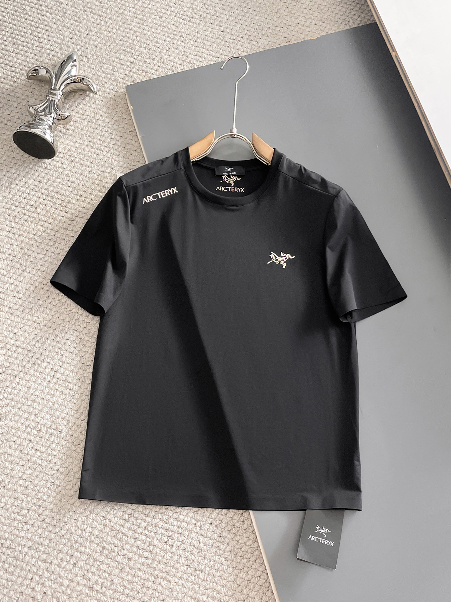NO:931835,Arc'teryx's top products 2026 spring and summer new debut counter latest short-sleeved round neck T-shirt high-end custom design avant-garde fashion!  The brand logo is designed with heavy craftsmanship. High-end customized quick-drying fabrics. Soft to the touch. Comfortable to wear. Exquisite stitching at the counter level. Fine workmanship. The upper body effect is incomparably handsome!  A must-have item for a stylish man!  Size M-XXXL,arc'teryx,T-shirt,tees,t-shirt,19860909始祖鸟 顶级货品2026春夏新款首发专柜最新款短袖圆领T恤 高端订制 设计前卫时尚！品牌logo重工艺设计 高端定制速干面料.手感柔软.穿着舒适.专柜级别精致车线.做工精细.上身效果无敌帅气！型男必备单品！码数M-XXXL,arc'teryx,T-shirt,tees，t-shirt,,Men's clothing