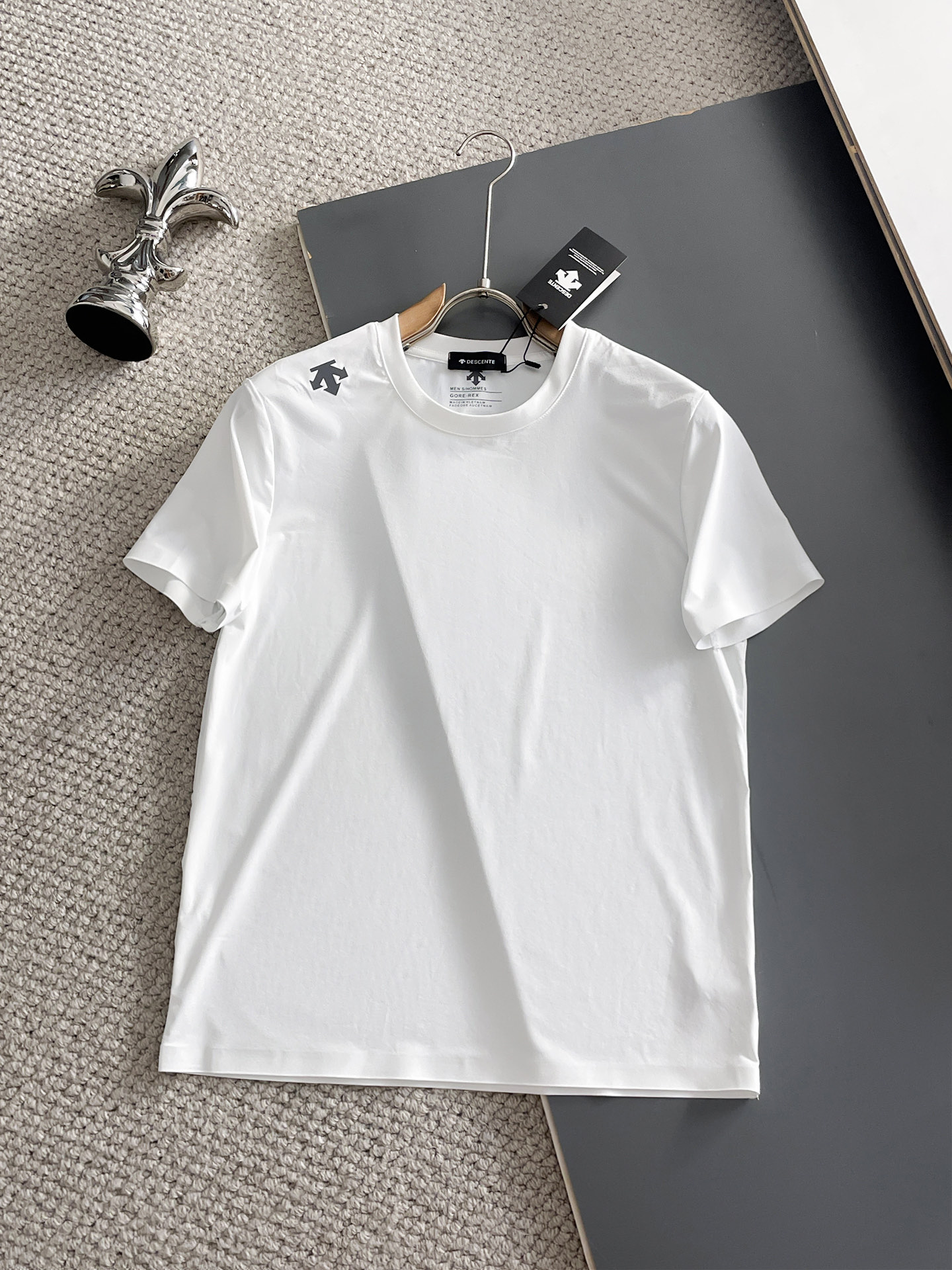 NO:931827,Descente's top products 2026 spring and summer new debut counter latest short-sleeved round neck T-shirt, high-end custom design, avant-garde and fashionable!  The brand logo is designed with heavy craftsmanship. High-end customized quick-drying fabrics. Soft to the touch. Comfortable to wear. Exquisite stitching at the counter level. Fine workmanship. The upper body effect is incomparably handsome!  A must-have item for a stylish man!  Size M-XXXL,,T-shirt,tees,t-shirt,19860909迪桑特 顶级货品2026春夏新款首发专柜最新款短袖圆领T恤 高端订制 设计前卫时尚！品牌logo重工艺设计 高端定制速干面料.手感柔软.穿着舒适.专柜级别精致车线.做工精细.上身效果无敌帅气！型男必备单品！码数M-XXXL,,T-shirt,tees，t-shirt,,Men's clothing