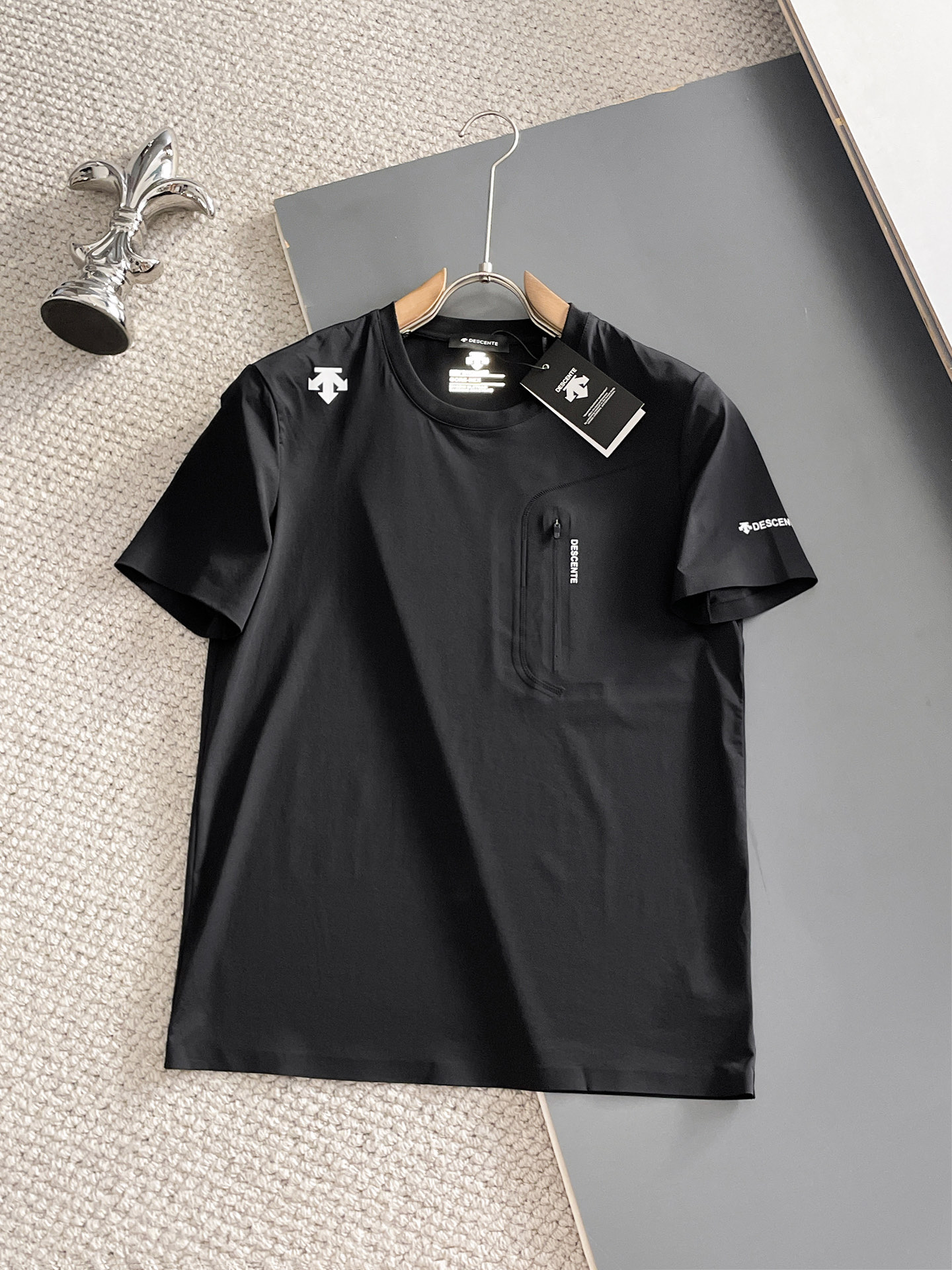 NO:931843,Descente's top products 2026 spring and summer new debut counter latest short-sleeved round neck T-shirt, high-end custom design, avant-garde and fashionable!  The brand logo is designed with heavy craftsmanship. High-end customized quick-drying fabrics. Soft to the touch. Comfortable to wear. Exquisite stitching at the counter level. Fine workmanship. The upper body effect is incomparably handsome!  A must-have item for a stylish man!  Size M-XXXL,,T-shirt,tees,t-shirt,19860909迪桑特 顶级货品2026春夏新款首发专柜最新款短袖圆领T恤 高端订制 设计前卫时尚！品牌logo重工艺设计 高端定制速干面料.手感柔软.穿着舒适.专柜级别精致车线.做工精细.上身效果无敌帅气！型男必备单品！码数M-XXXL,,T-shirt,tees，t-shirt,,Men's clothing