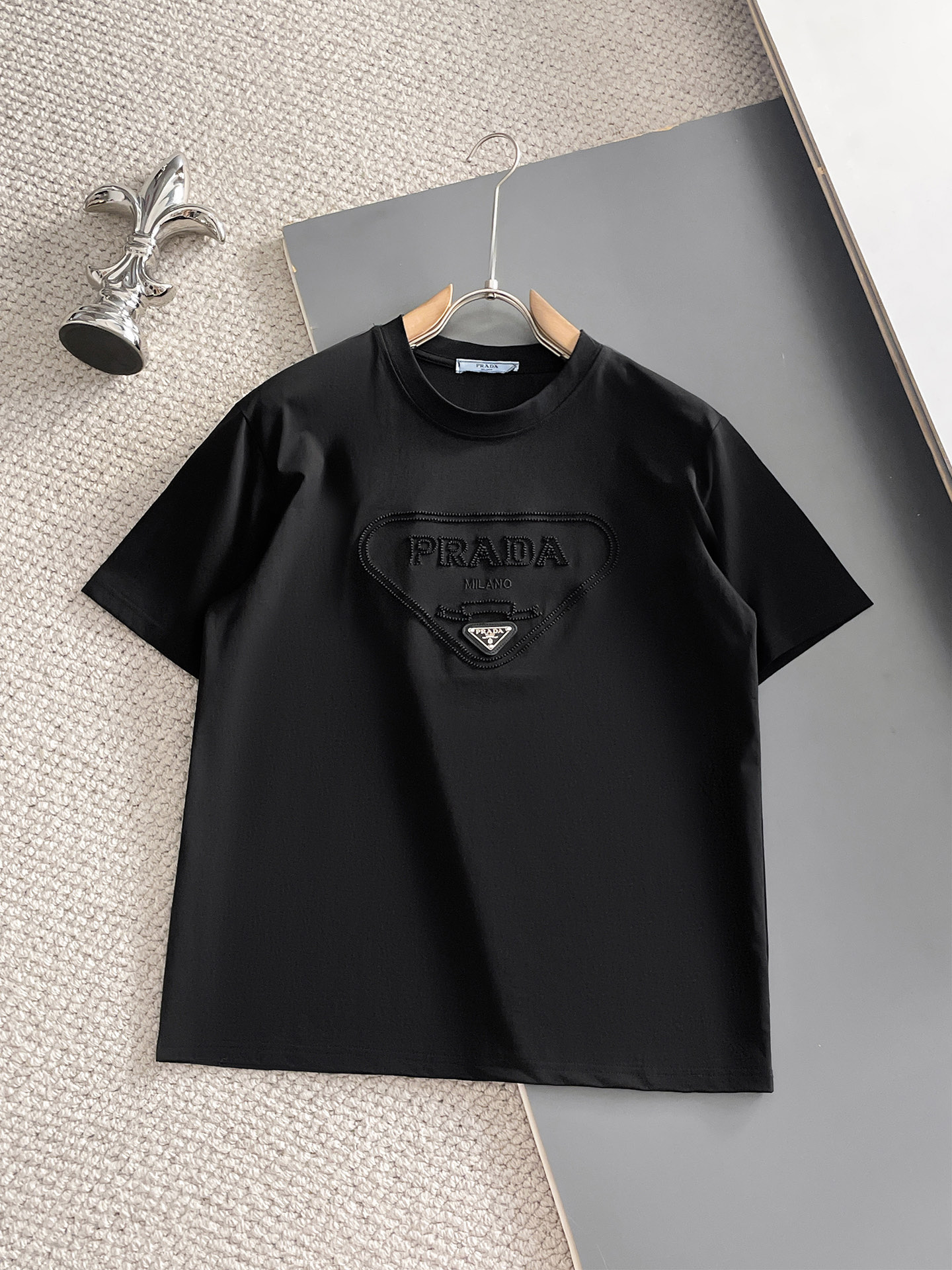 NO:931892,Prada's top products 2026 spring and summer new debut counter latest short-sleeved round neck T-shirt, high-end customization, avant-garde and fashionable design!  The brand logo is designed with heavy craftsmanship. High-end customized 260g fabric. Soft to the touch. Comfortable to wear. Exquisite stitching at the counter level. Fine workmanship. The upper body effect is incomparably handsome!  A must-have item for a stylish man!  Size M-XXXL,,prada,T-shirt,tees,t-shirt,19860909普拉达 顶级货品2026春夏新款首发专柜最新款短袖圆领T恤 高端订制 设计前卫时尚！品牌logo重工艺设计 高端定制260克面料.手感柔软.穿着舒适.专柜级别精致车线.做工精细.上身效果无敌帅气！型男必备单品！码数M-XXXL,,prada,T-shirt,tees，t-shirt,,Men's clothing