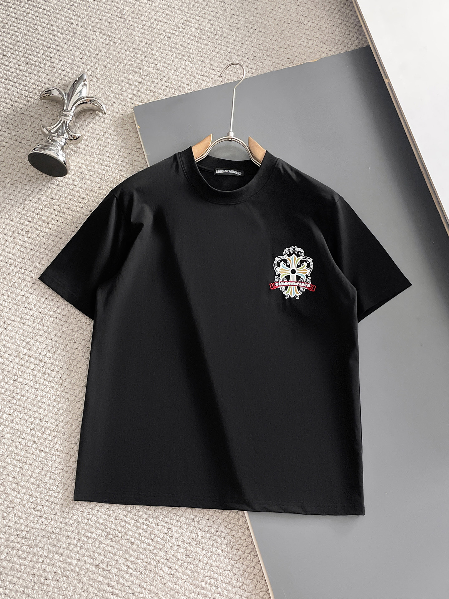 NO:931867,Kroxin's top products 2026 spring and summer new debut counter latest short-sleeved round neck T-shirt, high-end custom design, avant-garde and fashionable!  The brand logo is designed with heavy craftsmanship. High-end customized 260g fabric. Soft to the touch. Comfortable to wear. Exquisite stitching at the counter level. Fine workmanship. The upper body effect is incomparably handsome!  A must-have item for a stylish man!  Size M-XXXL,,chrome hearts,T-shirt,tees,t-shirt,19860909克罗心 顶级货品2026春夏新款首发专柜最新款短袖圆领T恤 高端订制 设计前卫时尚！品牌logo重工艺设计 高端定制260克面料.手感柔软.穿着舒适.专柜级别精致车线.做工精细.上身效果无敌帅气！型男必备单品！码数M-XXXL,,chrome hearts,T-shirt,tees，t-shirt,,Men's clothing