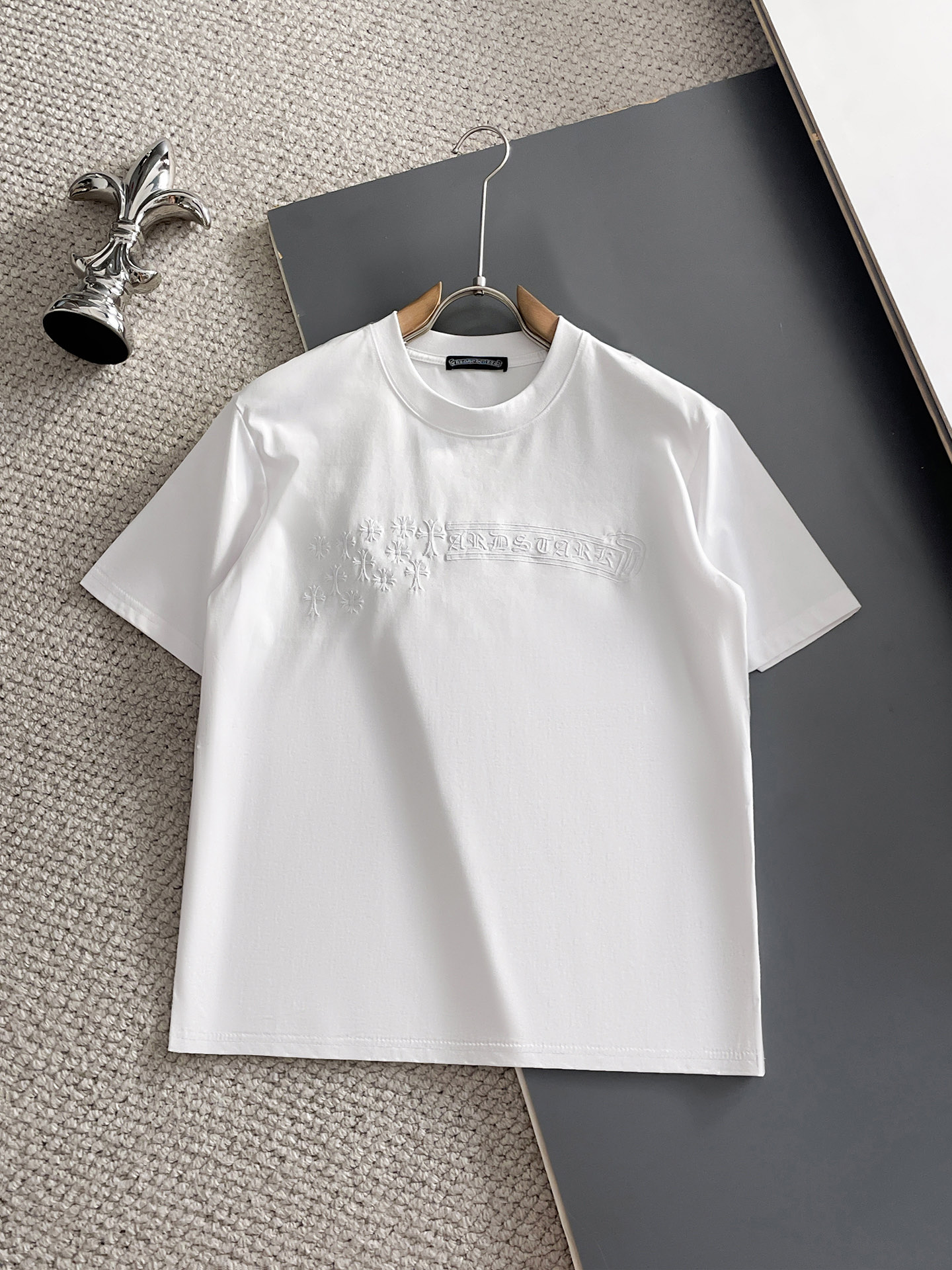 NO:931907,Croxin's top products 2026 spring and summer new debut counter, the latest short-sleeved round neck T-shirt, high-end customization, avant-garde and fashionable design!  The brand logo is designed with heavy craftsmanship. High-end customized 260g fabric. Soft to the touch. Comfortable to wear. Exquisite stitching at the counter level. Fine workmanship. The upper body effect is incomparably handsome!  A must-have item for a stylish man!  Size M-XXXL,,chrome hearts,T-shirt,tees,t-shirt,19860909克罗心顶级货品2026春夏新款首发专柜最新款短袖圆领T恤 高端订制 设计前卫时尚！品牌logo重工艺设计 高端定制260克面料.手感柔软.穿着舒适.专柜级别精致车线.做工精细.上身效果无敌帅气！型男必备单品！码数M-XXXL,,chrome hearts,T-shirt,tees，t-shirt,,Men's clothing