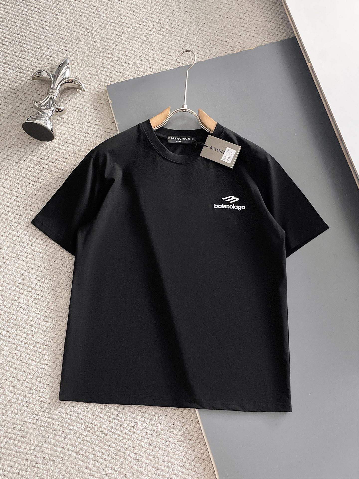 NO:931848,Balenciaga's top products 2026 spring and summer new debut counter latest short-sleeved round neck T-shirt, high-end customization, avant-garde and fashionable design!  The brand logo is designed with heavy craftsmanship. High-end customized 260g fabric. Soft to the touch. Comfortable to wear. Exquisite stitching at the counter level. Fine workmanship. The upper body effect is incomparably handsome!  A must-have item for a stylish man!  Size M-XXXL,,balenciaga,T-shirt,tees,t-shirt,19860909巴黎世家 顶级货品2026春夏新款首发专柜最新款短袖圆领T恤 高端订制 设计前卫时尚！品牌logo重工艺设计 高端定制260克面料.手感柔软.穿着舒适.专柜级别精致车线.做工精细.上身效果无敌帅气！型男必备单品！码数M-XXXL,,balenciaga,T-shirt,tees，t-shirt,,Men's clothing