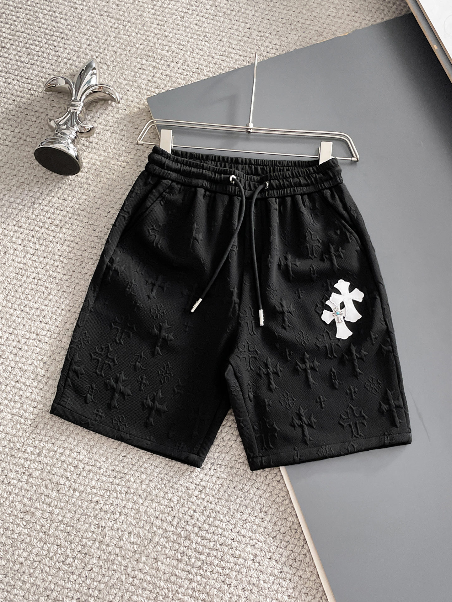 NO:932093,Croxin three-standard complete 2026 new summer men's casual shorts, advanced custom-made breathable fabrics, extremely breathable, elastic and comfortable, impeccable details, top-grade accessories, original logo design concept, delicate and soft feel!  The upper body fit is awesome!  Sizes M-XXXL, please state your height and weight when ordering,,chrome hearts,shorts,19860909克罗心 三标齐全 2026夏季新款男士休闲短裤,高级定制面料透气面料 透气弹力舒适度极高,细节无可挑剔,顶级辅料配备,原版logo设计理念,手感细腻柔软！上身版型超赞！尺码M-XXXL下单报身高体重,,chrome hearts,shorts,,Men's clothing