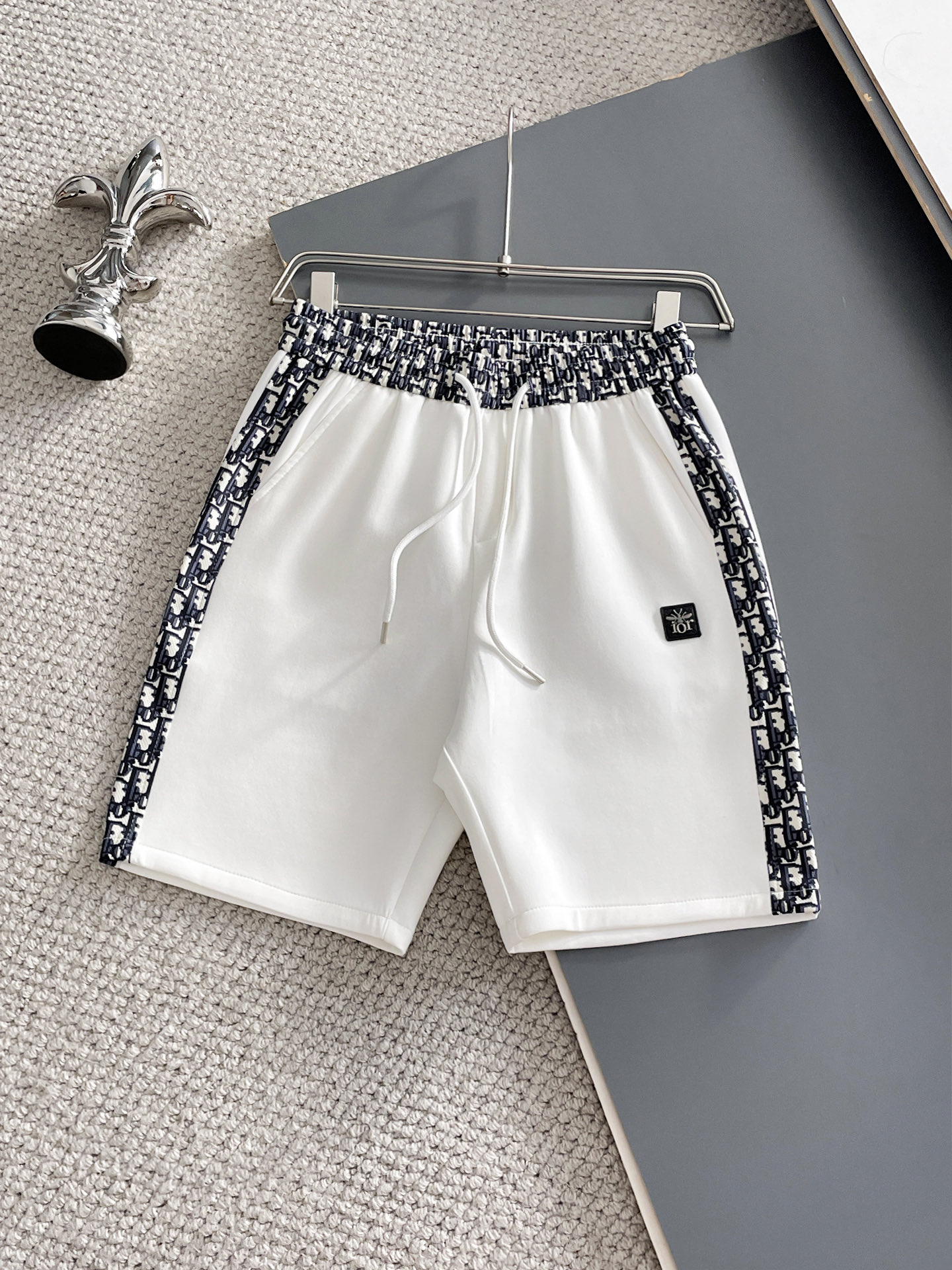 NO:932101,Dior's 2026 new summer men's casual shorts with three complete standards, advanced custom-made breathable fabrics, extremely breathable, elastic and comfortable, impeccable details, top-grade accessories, original logo design concept, delicate and soft feel!  The upper body shape is awesome!  Sizes M-XXXL, please state your height and weight when ordering, dior, shorts,19860909迪奥 三标齐全 2026夏季新款男士休闲短裤,高级定制面料透气面料 透气弹力舒适度极高,细节无可挑剔,顶级辅料配备,原版logo设计理念,手感细腻柔软！上身版型超赞！尺码M-XXXL下单报身高体重,,dior,shorts,,Men's clothing