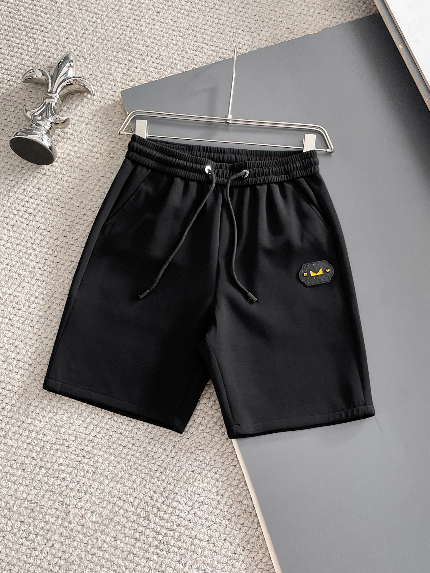 NO:932108,Fendi's three-standard complete 2026 new summer men's casual shorts, advanced custom-made breathable fabrics, extremely breathable, elastic and comfortable, impeccable details, top-grade accessories, original logo design concept, delicate and soft feel!  The upper body fit is awesome!  For sizes M-XXXL, please state your height and weight when placing an order, fendi, shorts,19860909芬迪 三标齐全 2026夏季新款男士休闲短裤,高级定制面料透气面料 透气弹力舒适度极高,细节无可挑剔,顶级辅料配备,原版logo设计理念,手感细腻柔软！上身版型超赞！尺码M-XXXL下单报身高体重,,fendi,shorts,,Men's clothing