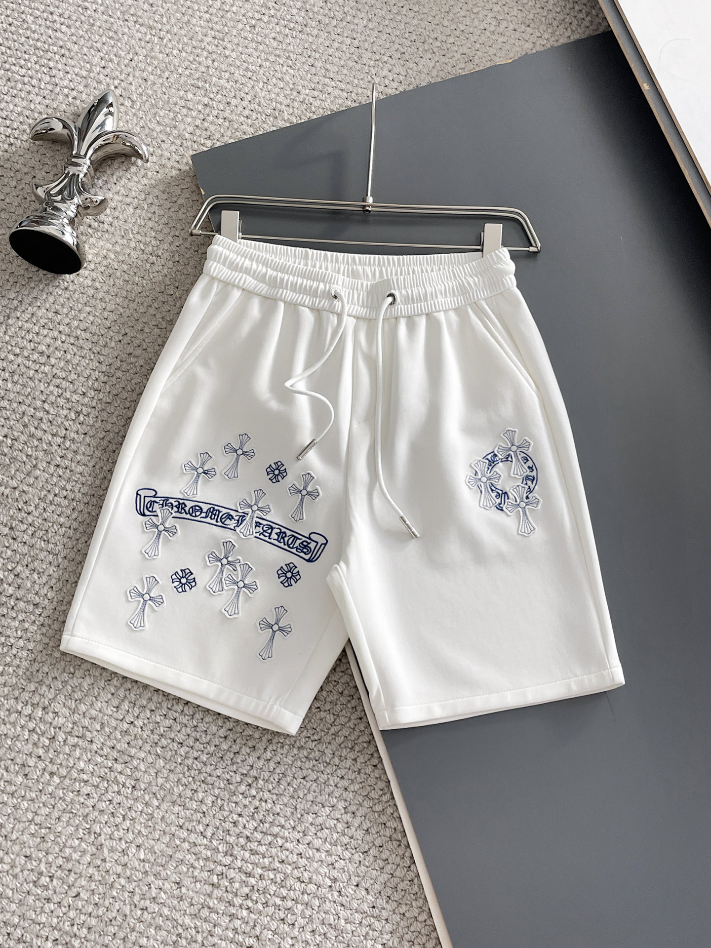 NO:932035,Croxin three-standard complete 2026 new summer men's casual shorts, advanced custom-made breathable fabrics, extremely breathable, elastic and comfortable, impeccable details, top-grade accessories, original logo design concept, delicate and soft feel!  The upper body fit is awesome!  Sizes M-XXXL, please state your height and weight when ordering,,chrome hearts,shorts,19860909克罗心 三标齐全 2026夏季新款男士休闲短裤,高级定制面料透气面料 透气弹力舒适度极高,细节无可挑剔,顶级辅料配备,原版logo设计理念,手感细腻柔软！上身版型超赞！尺码M-XXXL下单报身高体重,,chrome hearts,shorts,,Men's clothing