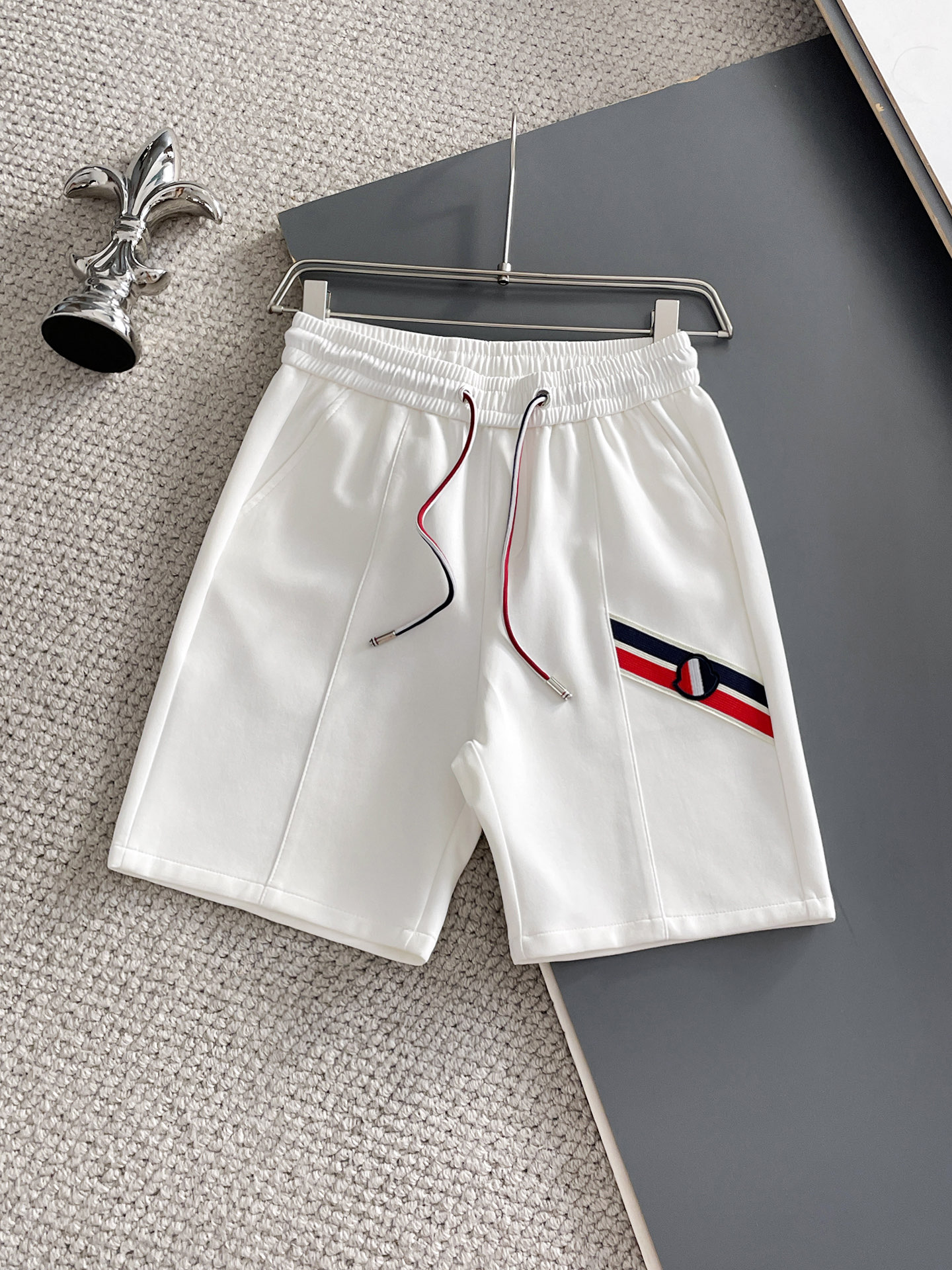 NO:932042,Mouth-mounted, complete with three standards, 2026 new summer men's casual shorts, advanced custom-made breathable fabrics, extremely breathable, elastic and comfortable, with impeccable details, top-grade accessories, original logo design concept, delicate and soft feel!  The upper body fit is awesome!  Sizes M-XXXL, please state your height and weight when ordering,,Moncler,shorts,19860909蒙口 三标齐全 2026夏季新款男士休闲短裤,高级定制面料透气面料 透气弹力舒适度极高,细节无可挑剔,顶级辅料配备,原版logo设计理念,手感细腻柔软！上身版型超赞！尺码M-XXXL下单报身高体重,,Moncler,shorts,,Men's clothing