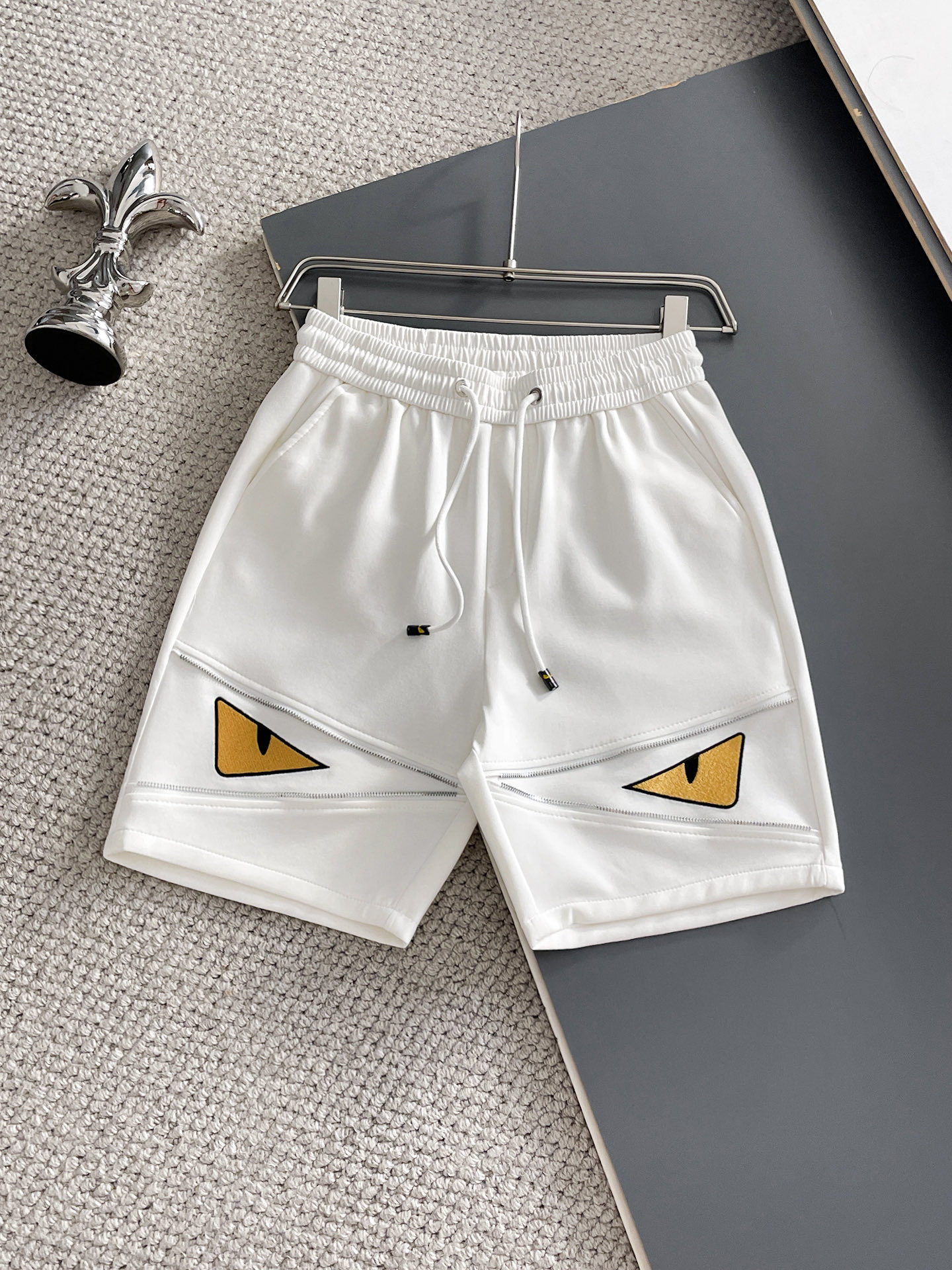 NO:932050,Fendi's three-standard complete 2026 new summer men's casual shorts, advanced custom-made breathable fabrics, extremely breathable, elastic and comfortable, impeccable details, top-grade accessories, original logo design concept, delicate and soft feel!  The upper body shape is awesome!  For sizes M-XXXL, please state your height and weight when placing an order, fendi, shorts,19860909芬迪 三标齐全 2026夏季新款男士休闲短裤,高级定制面料透气面料 透气弹力舒适度极高,细节无可挑剔,顶级辅料配备,原版logo设计理念,手感细腻柔软！上身版型超赞！尺码M-XXXL下单报身高体重,,fendi,shorts,,Men's clothing