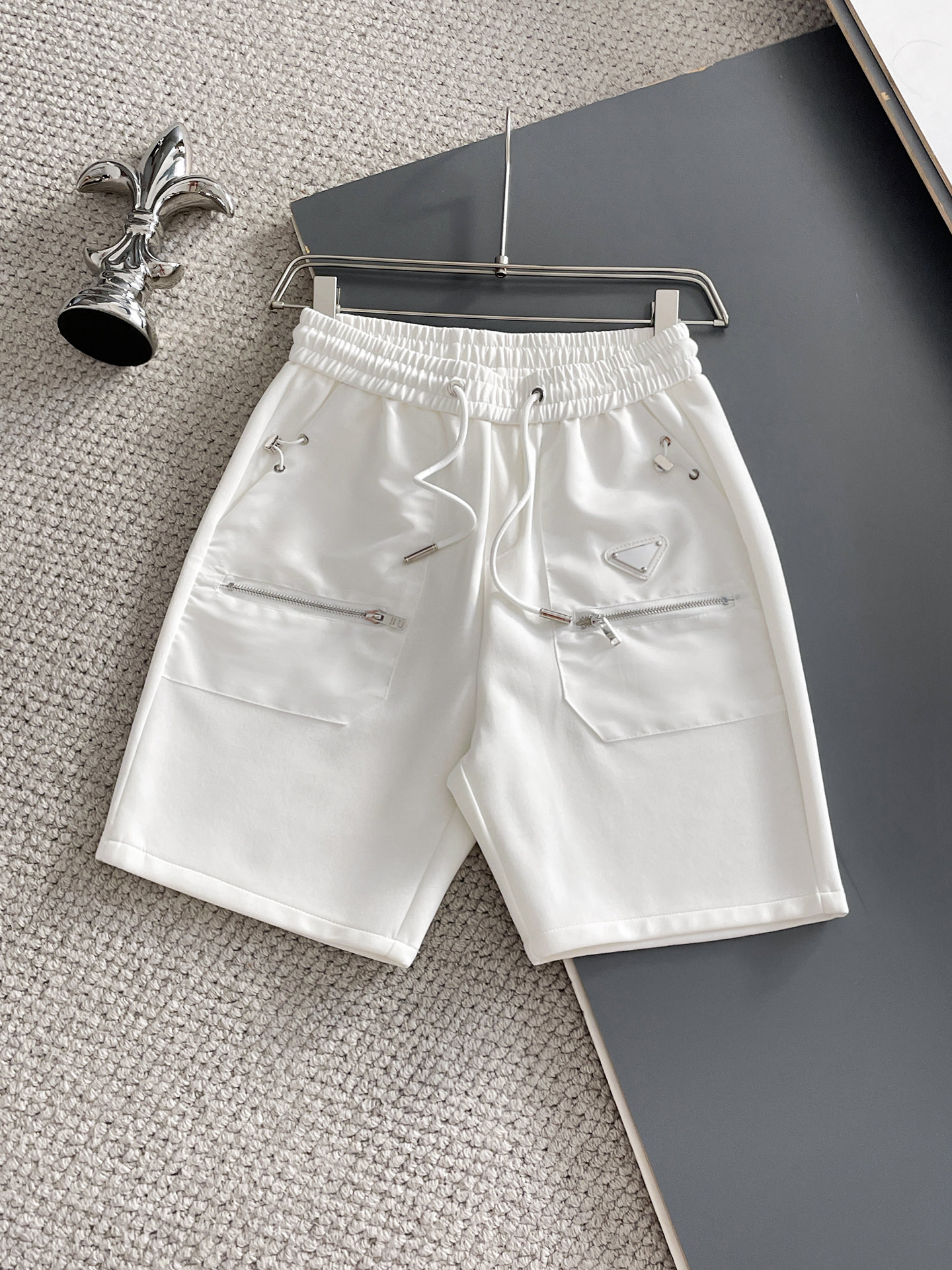 NO:932058,Prada's three-standard complete 2026 new summer men's casual shorts, advanced custom-made breathable fabrics, extremely breathable, elastic and comfortable, impeccable details, top-grade accessories, original logo design concept, delicate and soft feel!  The upper body shape is awesome!  Sizes M-XXXL, please state your height and weight when ordering, prada, shorts,19860909普拉达 三标齐全 2026夏季新款男士休闲短裤,高级定制面料透气面料 透气弹力舒适度极高,细节无可挑剔,顶级辅料配备,原版logo设计理念,手感细腻柔软！上身版型超赞！尺码M-XXXL下单报身高体重,,prada,shorts,,Men's clothing