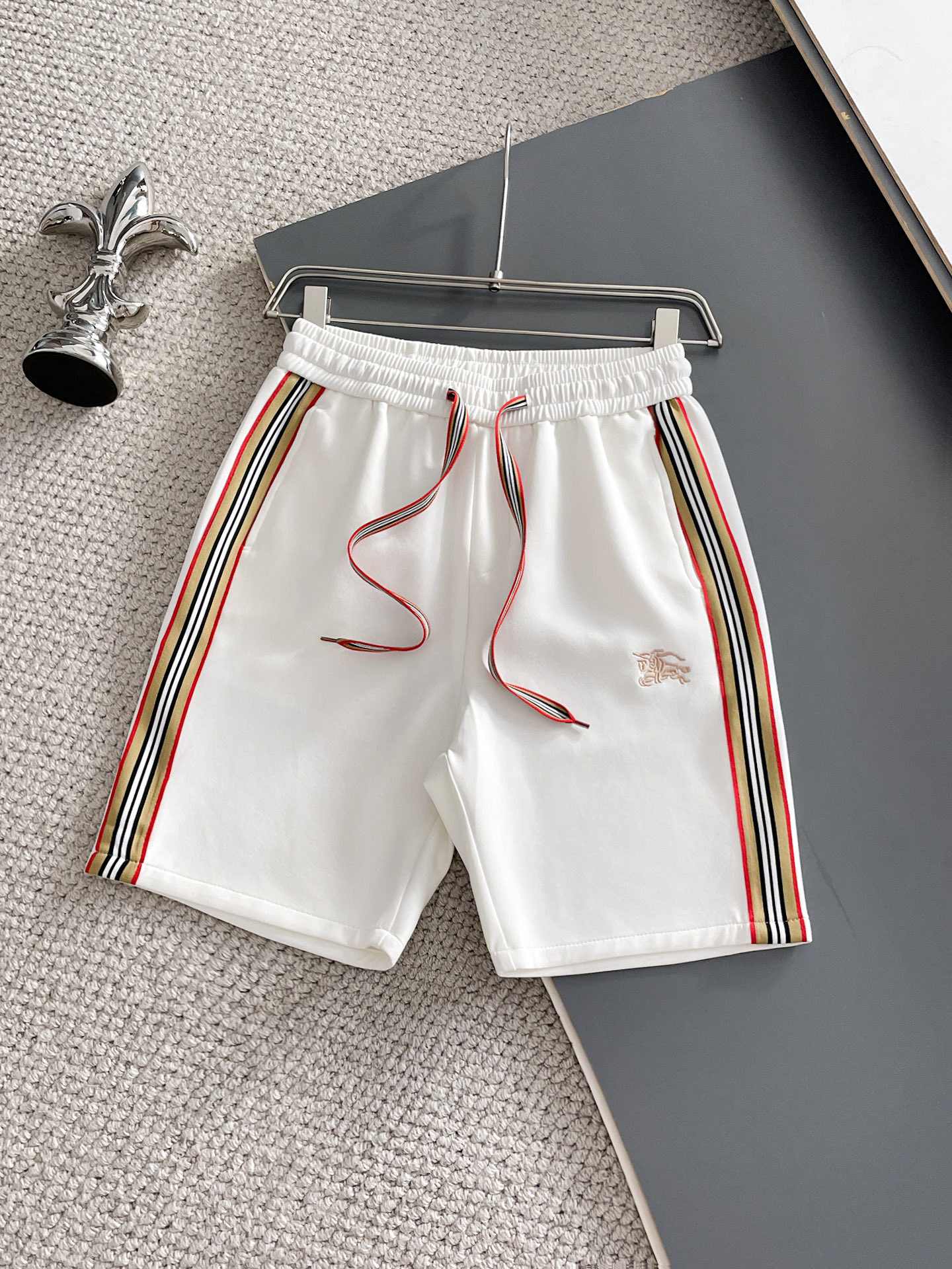 NO:932067,Burberry's three-standard complete 2026 new summer men's casual shorts, advanced custom-made breathable fabrics, extremely breathable, elastic and comfortable, impeccable details, top-grade accessories, original logo design concept, delicate and soft feel!  The upper body shape is awesome!  Sizes M-XXXL, please state your height and weight when ordering, burberry, shorts,19860909巴宝莉 三标齐全 2026夏季新款男士休闲短裤,高级定制面料透气面料 透气弹力舒适度极高,细节无可挑剔,顶级辅料配备,原版logo设计理念,手感细腻柔软！上身版型超赞！尺码M-XXXL下单报身高体重,,burberry,shorts,,Men's clothing