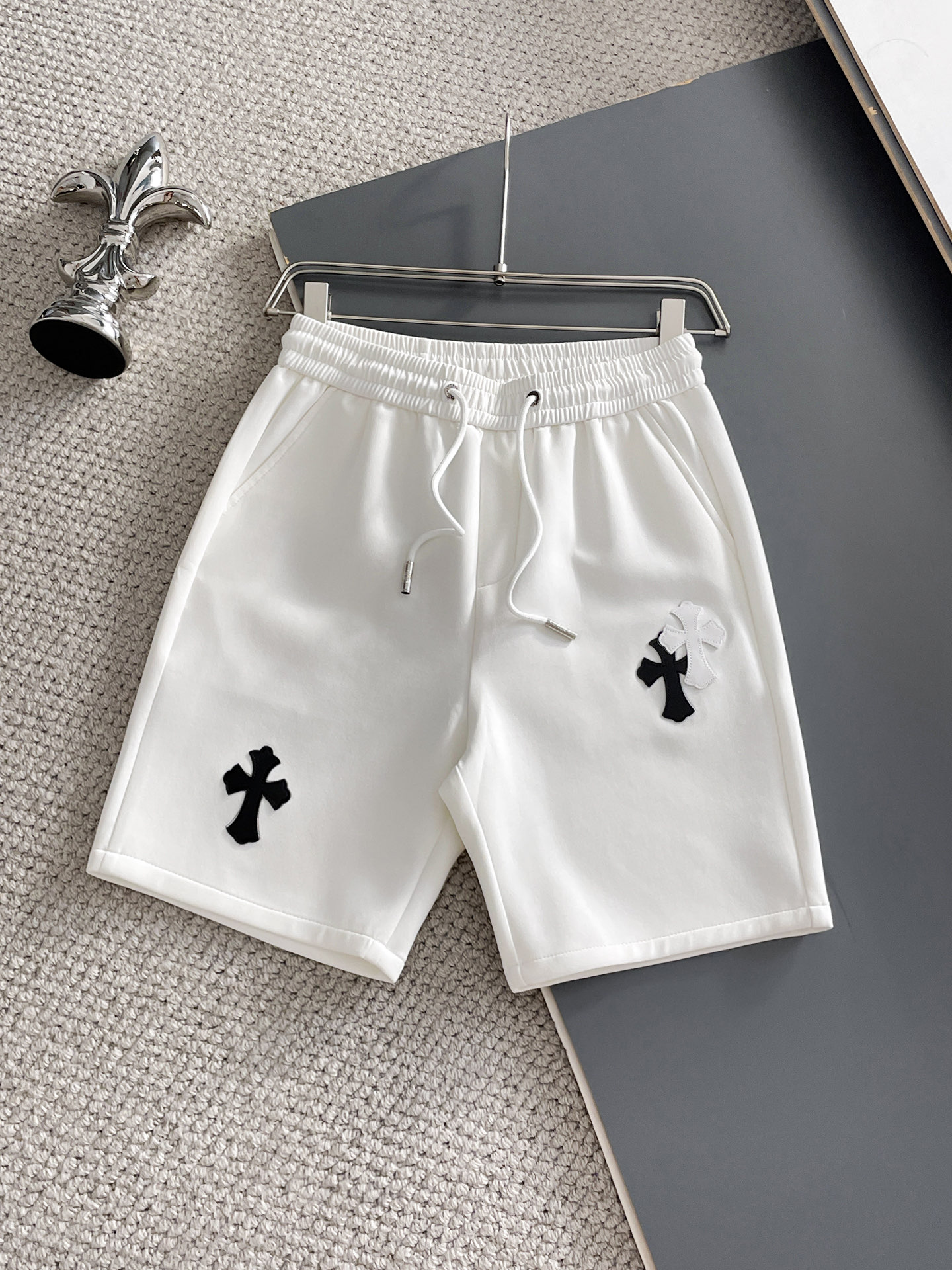 NO:932076,Croxin three-standard complete 2026 new summer men's casual shorts, advanced custom-made breathable fabrics, extremely breathable, elastic and comfortable, impeccable details, top-grade accessories, original logo design concept, delicate and soft feel!  The upper body shape is awesome!  Sizes M-XXXL, please state your height and weight when ordering,,chrome hearts,shorts,19860909克罗心 三标齐全 2026夏季新款男士休闲短裤,高级定制面料透气面料 透气弹力舒适度极高,细节无可挑剔,顶级辅料配备,原版logo设计理念,手感细腻柔软！上身版型超赞！尺码M-XXXL下单报身高体重,,chrome hearts,shorts,,Men's clothing
