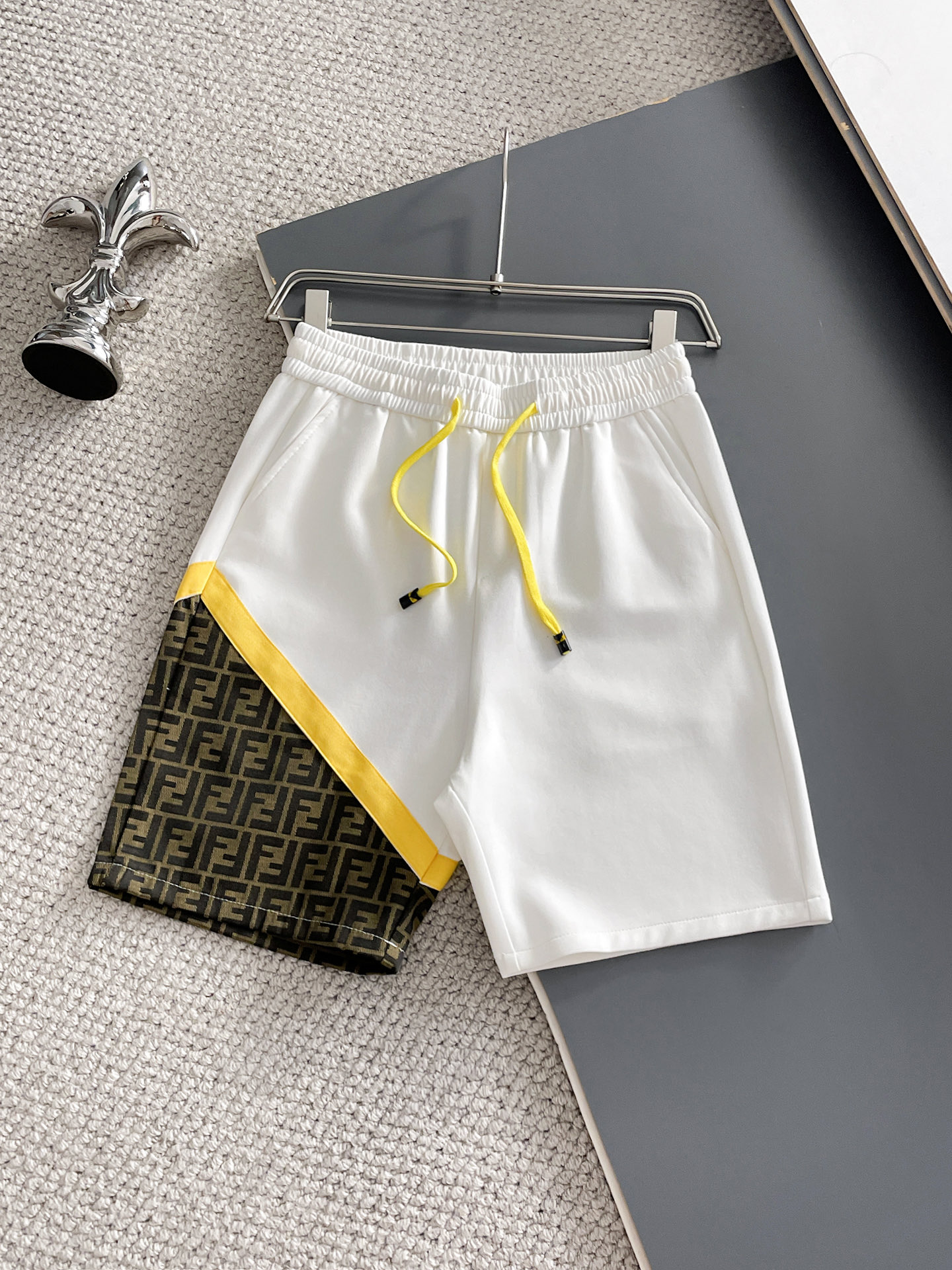 NO:932085,Fendi's three-standard complete 2026 summer new men's casual shorts, advanced custom-made breathable fabrics, extremely breathable, elastic and comfortable, impeccable details, top-grade accessories, original logo design concept, delicate and soft feel!  The upper body shape is awesome!  For sizes M-XXXL, please state your height and weight when placing an order, fendi, shorts,19860909芬迪三标齐全 2026夏季新款男士休闲短裤,高级定制面料透气面料 透气弹力舒适度极高,细节无可挑剔,顶级辅料配备,原版logo设计理念,手感细腻柔软！上身版型超赞！尺码M-XXXL下单报身高体重,,fendi,shorts,,Men's clothing