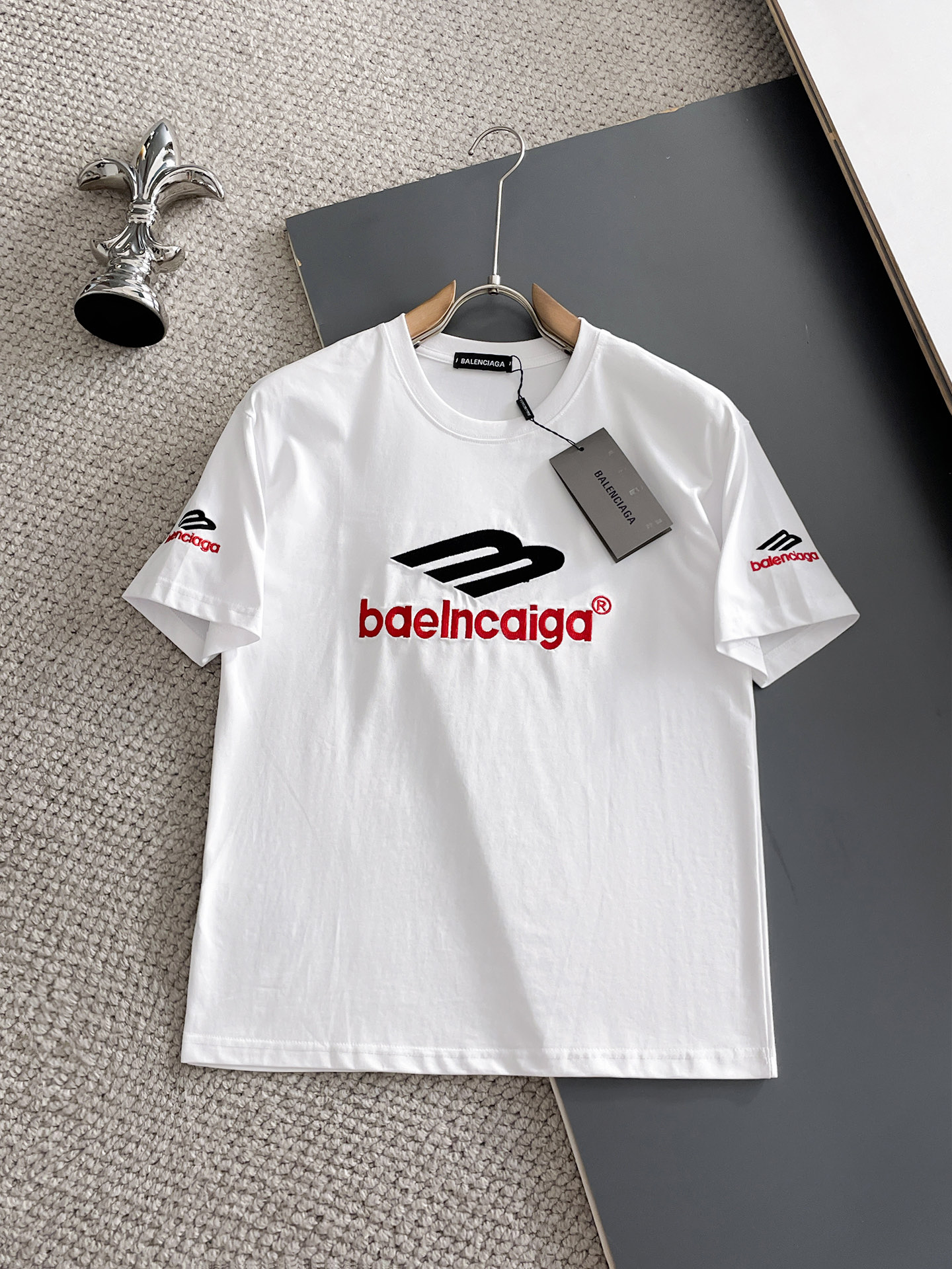 NO:932094,Balenciaga's top products 2026 spring and summer new debut counter latest short-sleeved round neck T-shirt, high-end customization, avant-garde and fashionable design!  The brand logo is designed with heavy craftsmanship. High-end customized 260g fabric. Soft to the touch. Comfortable to wear. Exquisite stitching at the counter level. Fine workmanship. The upper body effect is incomparably handsome!  A must-have item for a stylish man!  Size M-XXXL,,balenciaga,T-shirt,tees,t-shirt,19860909巴黎世家 顶级货品2026春夏新款首发专柜最新款短袖圆领T恤 高端订制 设计前卫时尚！品牌logo重工艺设计 高端定制260克面料.手感柔软.穿着舒适.专柜级别精致车线.做工精细.上身效果无敌帅气！型男必备单品！码数M-XXXL,,balenciaga,T-shirt,tees，t-shirt,,Men's clothing