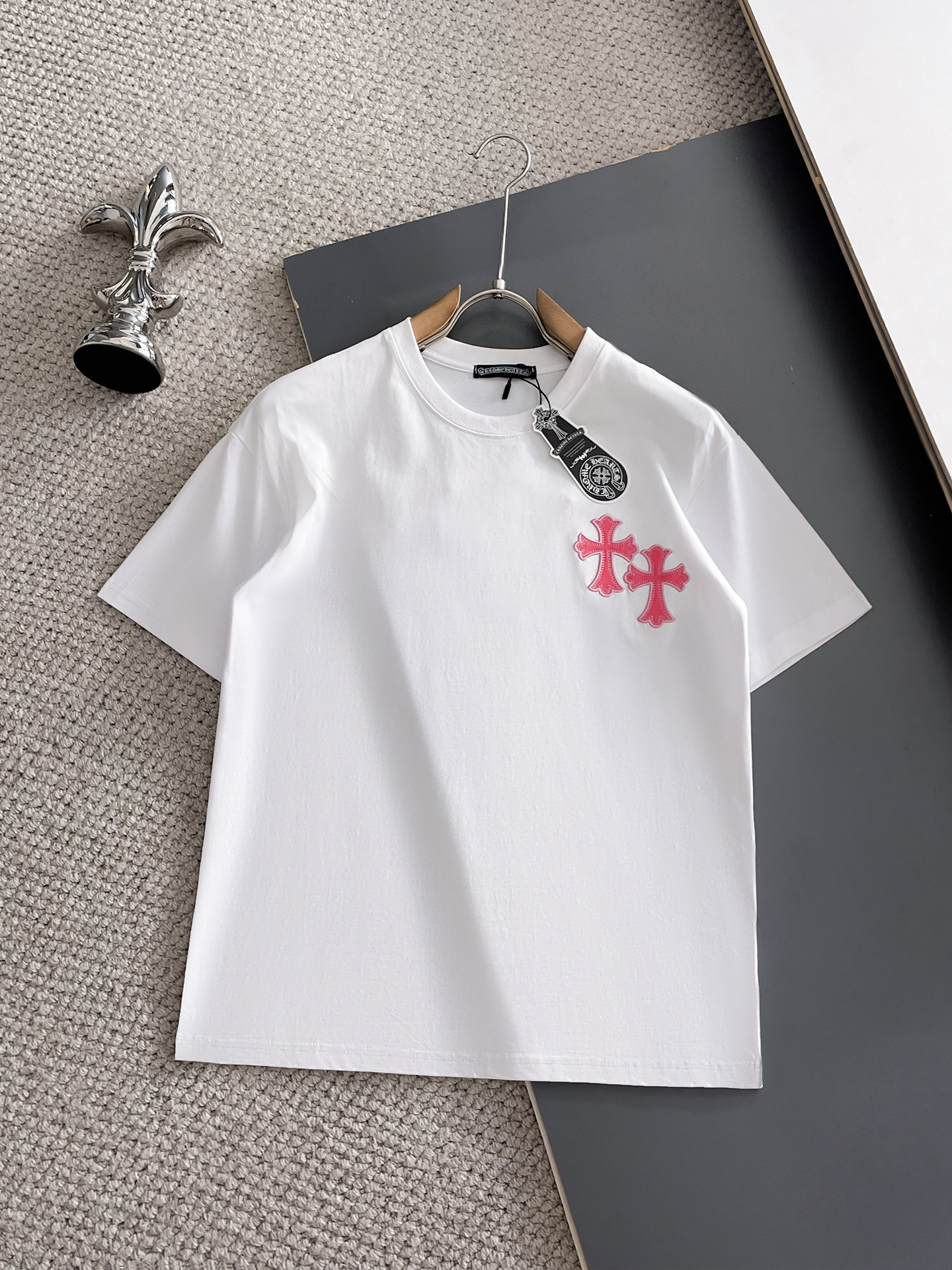 NO:932102,Croxin's top products 2026 spring and summer new debut counter, the latest short-sleeved round neck T-shirt, high-end customization, avant-garde and fashionable design!  The brand logo is designed with heavy craftsmanship. High-end customized 260g fabric. Soft to the touch. Comfortable to wear. Exquisite stitching at the counter level. Fine workmanship. The upper body effect is incomparably handsome!  A must-have item for a stylish man!  Size M-XXXL,,chrome hearts,T-shirt,tees,t-shirt,19860909克罗心顶级货品2026春夏新款首发专柜最新款短袖圆领T恤 高端订制 设计前卫时尚！品牌logo重工艺设计 高端定制260克面料.手感柔软.穿着舒适.专柜级别精致车线.做工精细.上身效果无敌帅气！型男必备单品！码数M-XXXL,,chrome hearts,T-shirt,tees，t-shirt,,Men's clothing
