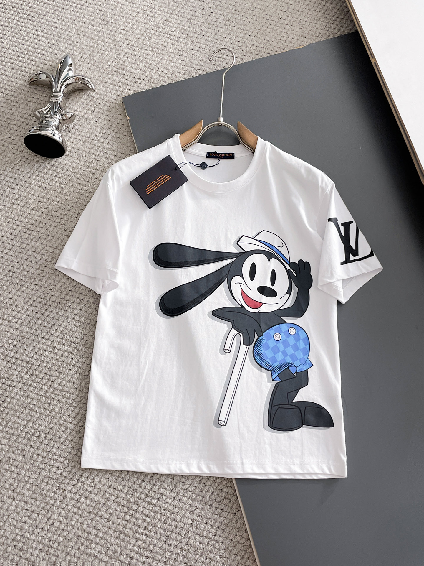 NO:932109,LV top products 2026 spring and summer new debut counter latest short-sleeved round neck T-shirt, high-end customization, avant-garde and fashionable design!  The brand logo is designed with heavy craftsmanship. High-end customized 260g fabric. Soft to the touch. Comfortable to wear. Exquisite stitching at the counter level. Fine workmanship. The upper body effect is incomparably handsome!  A must-have item for a stylish man!  Size M-XXXL,,louis vuitton,T-shirt,tees,t-shirt,19860909LV 顶级货品2026春夏新款首发专柜最新款短袖圆领T恤 高端订制 设计前卫时尚！品牌logo重工艺设计 高端定制260克面料.手感柔软.穿着舒适.专柜级别精致车线.做工精细.上身效果无敌帅气！型男必备单品！码数M-XXXL,,louis vuitton,T-shirt,tees，t-shirt,,Men's clothing