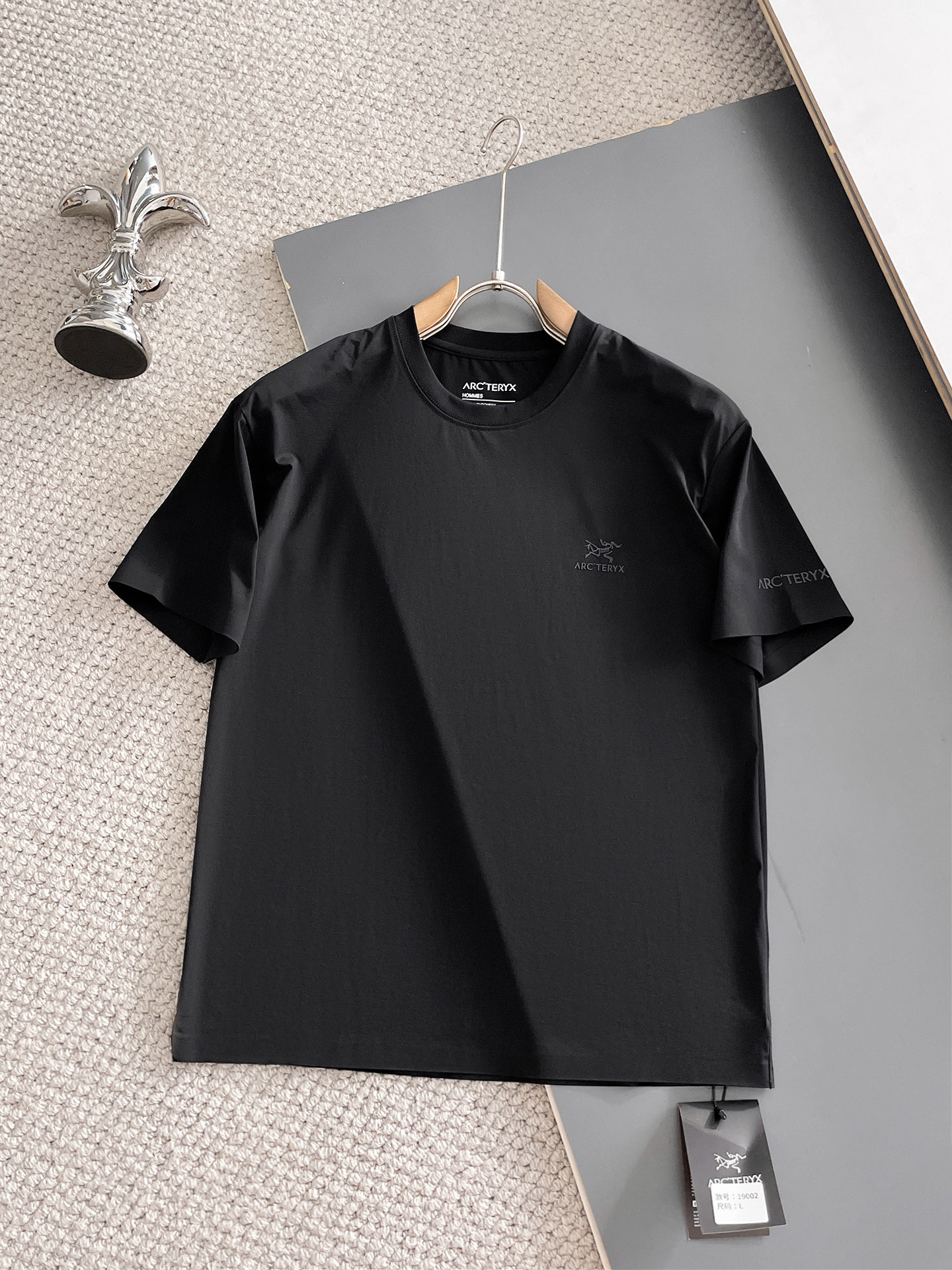 NO:932113,Arc'teryx's top products 2026 spring and summer new debut counter latest short-sleeved round neck T-shirt high-end custom design avant-garde fashion!  The brand logo is designed with heavy craftsmanship. High-end customized 260g fabric. Soft to the touch. Comfortable to wear. Exquisite stitching at the counter level. Fine workmanship. The upper body effect is incomparably handsome!  A must-have item for a stylish man!  Size M-XXXL,arc'teryx,T-shirt,tees,t-shirt,19860909始祖鸟 顶级货品2026春夏新款首发专柜最新款短袖圆领T恤 高端订制 设计前卫时尚！品牌logo重工艺设计 高端定制260克面料.手感柔软.穿着舒适.专柜级别精致车线.做工精细.上身效果无敌帅气！型男必备单品！码数M-XXXL,arc'teryx,T-shirt,tees，t-shirt,,Men's clothing