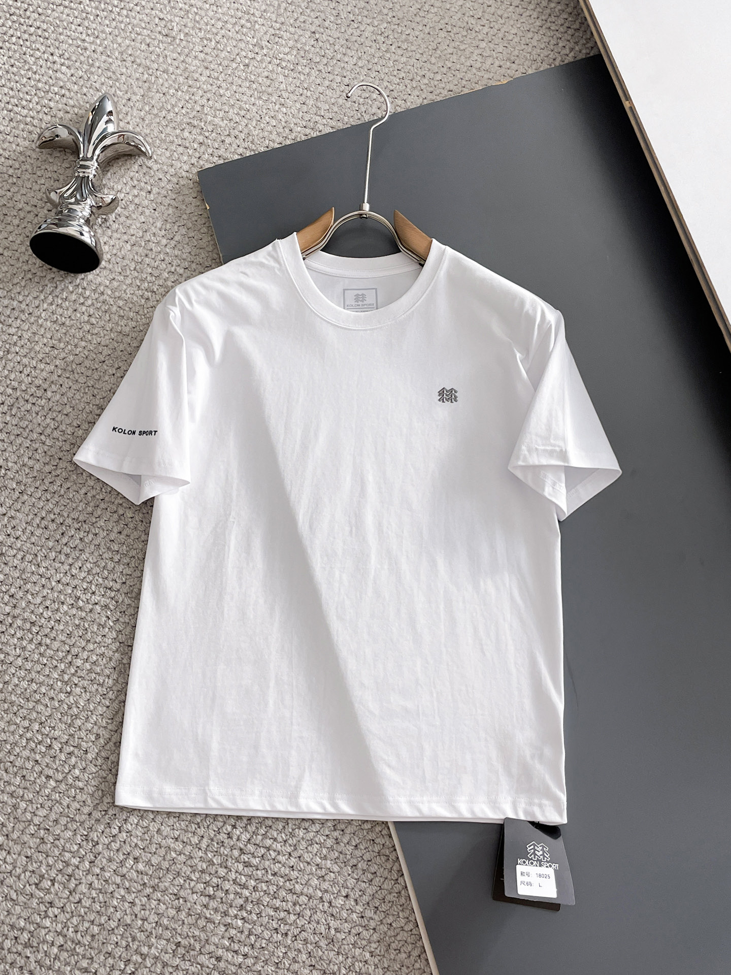 NO:932116,Kolon's top products 2026 spring and summer new debut counter latest short-sleeved round neck T-shirt, high-end custom design, avant-garde and fashionable!  The brand logo is designed with heavy craftsmanship. High-end customized 260g fabric. Soft to the touch. Comfortable to wear. Exquisite stitching at the counter level. Fine workmanship. The upper body effect is incomparably handsome!  A must-have item for a stylish man!  Size M-XXXL,,T-shirt,tees,t-shirt,19860909可隆 顶级货品2026春夏新款首发专柜最新款短袖圆领T恤 高端订制 设计前卫时尚！品牌logo重工艺设计 高端定制260克面料.手感柔软.穿着舒适.专柜级别精致车线.做工精细.上身效果无敌帅气！型男必备单品！码数M-XXXL,,T-shirt,tees，t-shirt,,Men's clothing