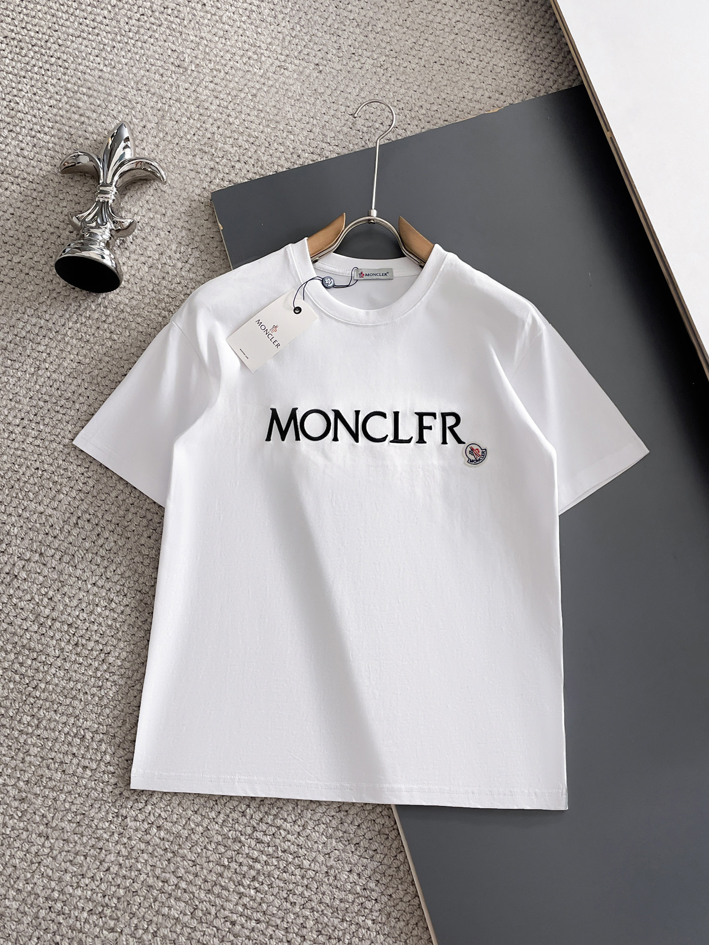 NO:932122,Mengkou's top products 2026 spring and summer new debut counter latest short-sleeved round neck T-shirt, high-end custom design, avant-garde and fashionable!  The brand logo is designed with heavy craftsmanship. High-end customized 260g fabric. Soft to the touch. Comfortable to wear. Exquisite stitching at the counter level. Fine workmanship. The upper body effect is incomparably handsome!  A must-have item for a stylish man!  Size M-XXXL,,Moncler,T-shirt,tees,t-shirt,19860909蒙口 顶级货品2026春夏新款首发专柜最新款短袖圆领T恤 高端订制 设计前卫时尚！品牌logo重工艺设计 高端定制260克面料.手感柔软.穿着舒适.专柜级别精致车线.做工精细.上身效果无敌帅气！型男必备单品！码数M-XXXL,,Moncler,T-shirt,tees，t-shirt,,Men's clothing