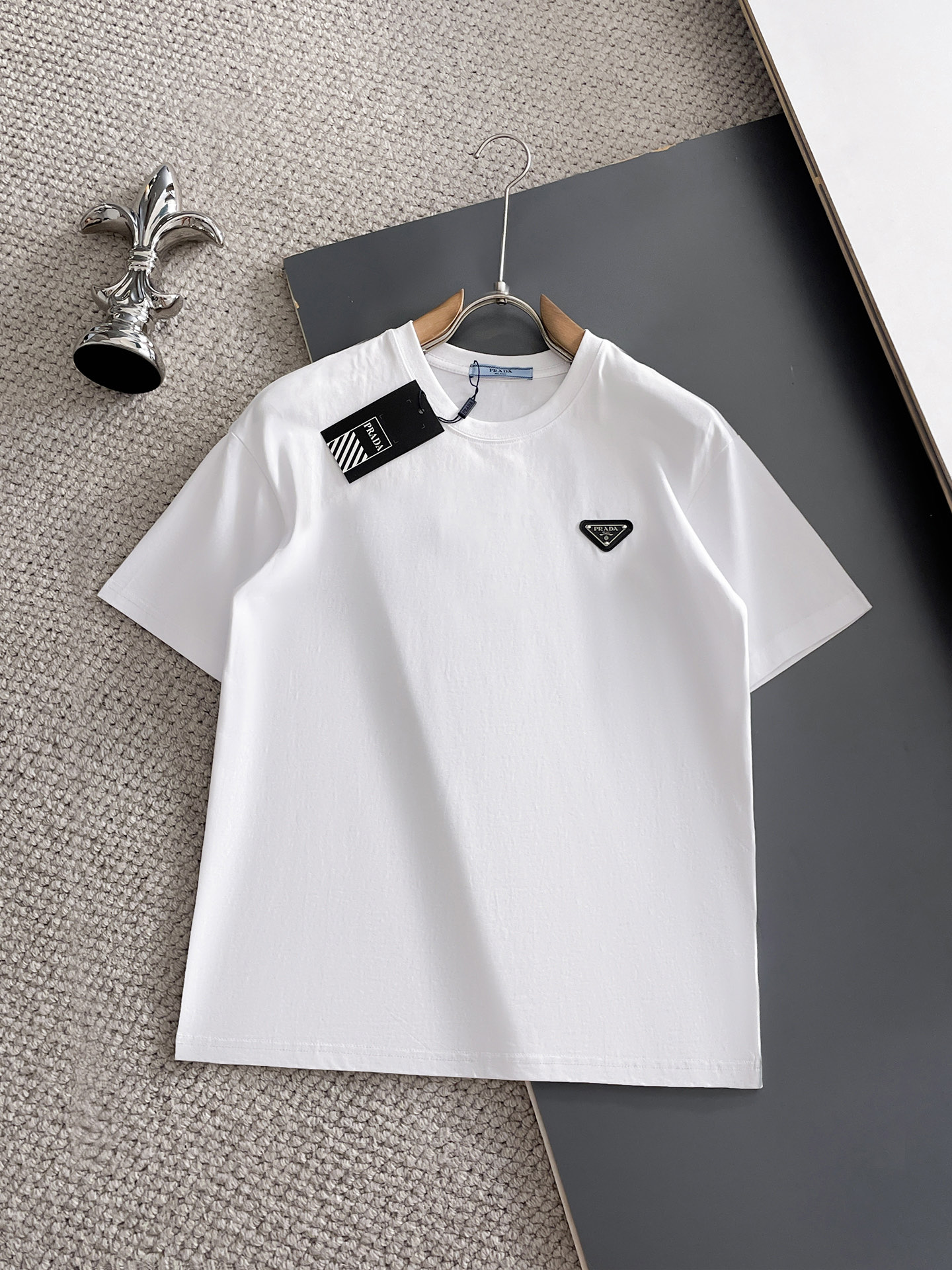 NO:932128,Prada's top products 2026 spring and summer new debut counter latest short-sleeved round neck T-shirt, high-end customization, avant-garde and fashionable design!  The brand logo is designed with heavy craftsmanship. High-end customized 260g fabric. Soft to the touch. Comfortable to wear. Exquisite stitching at the counter level. Fine workmanship. The upper body effect is incomparably handsome!  A must-have item for a stylish man!  Size M-XXXL,,prada,T-shirt,tees,t-shirt,19860909普拉达 顶级货品2026春夏新款首发专柜最新款短袖圆领T恤 高端订制 设计前卫时尚！品牌logo重工艺设计 高端定制260克面料.手感柔软.穿着舒适.专柜级别精致车线.做工精细.上身效果无敌帅气！型男必备单品！码数M-XXXL,,prada,T-shirt,tees，t-shirt,,Men's clothing