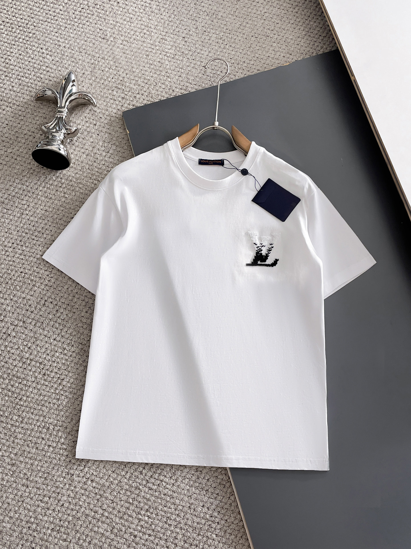 NO:932132,LV top products 2026 spring and summer new debut counter latest short-sleeved round neck T-shirt, high-end customization, avant-garde and fashionable design!  The brand logo is designed with heavy craftsmanship. High-end customized 260g fabric. Soft to the touch. Comfortable to wear. Exquisite stitching at the counter level. Fine workmanship. The upper body effect is incomparably handsome!  A must-have item for a stylish man!  Size M-XXXL,,louis vuitton,T-shirt,tees,t-shirt,19860909LV 顶级货品2026春夏新款首发专柜最新款短袖圆领T恤 高端订制 设计前卫时尚！品牌logo重工艺设计 高端定制260克面料.手感柔软.穿着舒适.专柜级别精致车线.做工精细.上身效果无敌帅气！型男必备单品！码数M-XXXL,,louis vuitton,T-shirt,tees，t-shirt,,Men's clothing