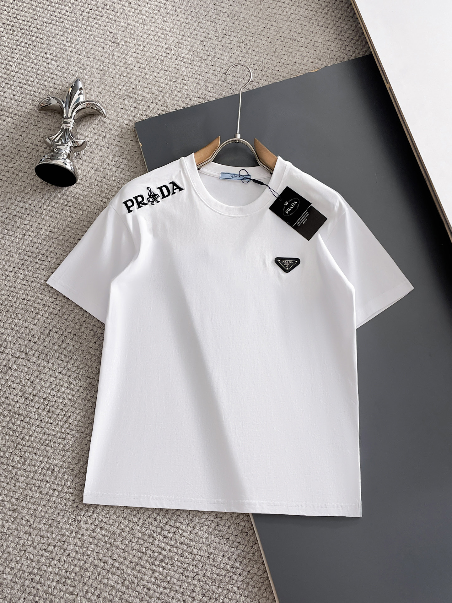 NO:932136,Prada's top products 2026 spring and summer new debut counter latest short-sleeved round neck T-shirt, high-end customization, avant-garde and fashionable design!  The brand logo is designed with heavy craftsmanship. High-end customized 260g fabric. Soft to the touch. Comfortable to wear. Exquisite stitching at the counter level. Fine workmanship. The upper body effect is incomparably handsome!  A must-have item for a stylish man!  Size M-XXXL,,prada,T-shirt,tees,t-shirt,19860909普拉达 顶级货品2026春夏新款首发专柜最新款短袖圆领T恤 高端订制 设计前卫时尚！品牌logo重工艺设计 高端定制260克面料.手感柔软.穿着舒适.专柜级别精致车线.做工精细.上身效果无敌帅气！型男必备单品！码数M-XXXL,,prada,T-shirt,tees，t-shirt,,Men's clothing
