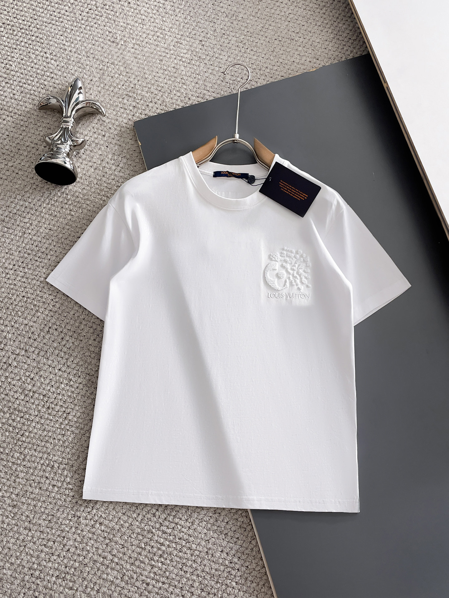 NO:932140,LV top products 2026 spring and summer new debut counter latest short-sleeved round neck T-shirt, high-end customization, avant-garde and fashionable design!  The brand logo is designed with heavy craftsmanship. High-end customized 260g fabric. Soft to the touch. Comfortable to wear. Exquisite stitching at the counter level. Fine workmanship. The upper body effect is incomparably handsome!  A must-have item for a stylish man!  Size M-XXXL,,louis vuitton,T-shirt,tees,t-shirt,19860909LV 顶级货品2026春夏新款首发专柜最新款短袖圆领T恤 高端订制 设计前卫时尚！品牌logo重工艺设计 高端定制260克面料.手感柔软.穿着舒适.专柜级别精致车线.做工精细.上身效果无敌帅气！型男必备单品！码数M-XXXL,,louis vuitton,T-shirt,tees，t-shirt,,Men's clothing
