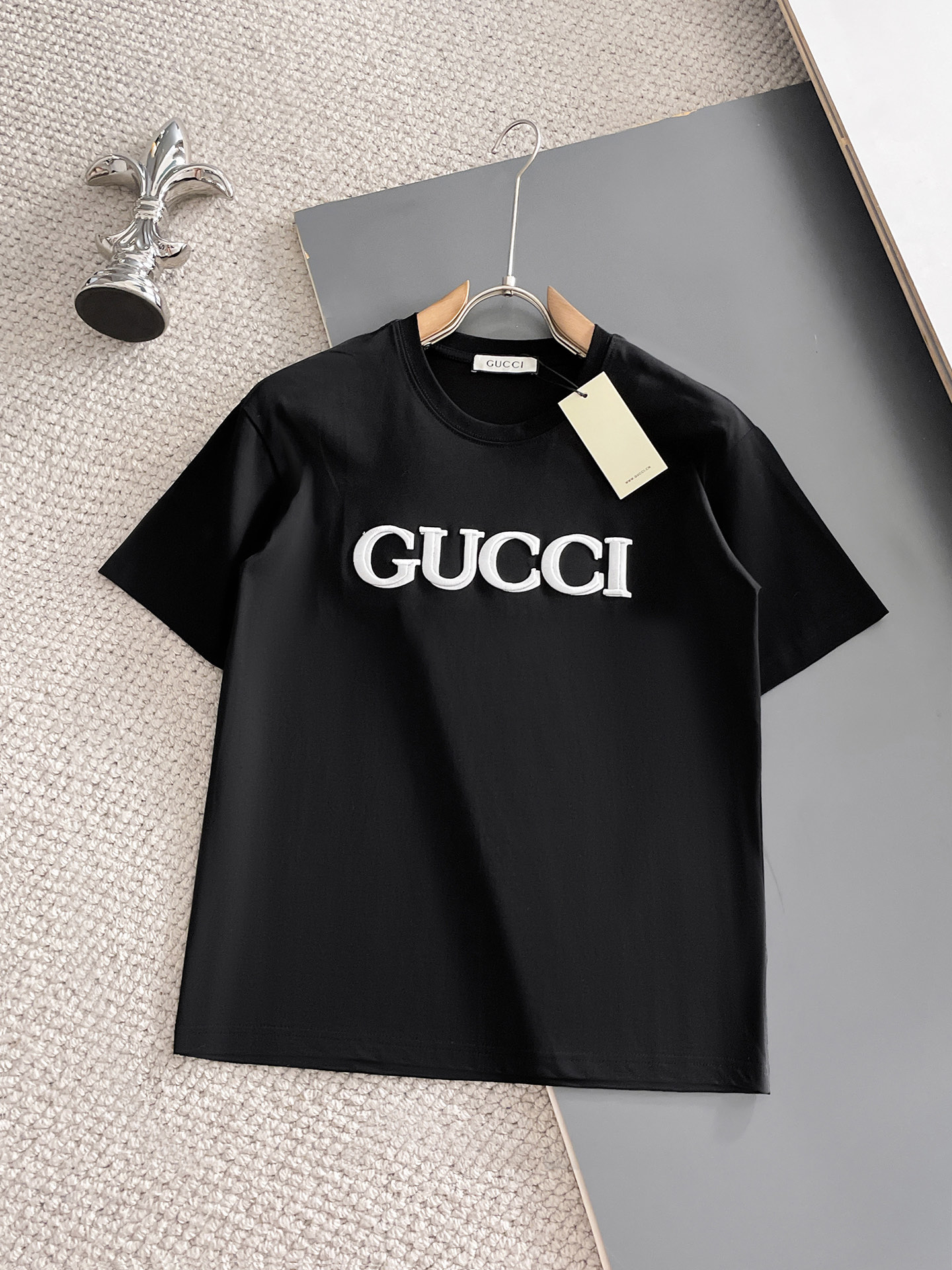 NO:932145,Gucci's top products 2026 spring and summer new debut counter latest short-sleeved round neck T-shirt, high-end custom design, avant-garde and fashionable!  The brand logo is designed with heavy craftsmanship. High-end customized 260g fabric. Soft to the touch. Comfortable to wear. Exquisite stitching at the counter level. Fine workmanship. The upper body effect is incomparably handsome!  A must-have item for a stylish man!  Size M-XXXL,,T-shirt,tees,t-shirt,19860909古奇 顶级货品2026春夏新款首发专柜最新款短袖圆领T恤 高端订制 设计前卫时尚！品牌logo重工艺设计 高端定制260克面料.手感柔软.穿着舒适.专柜级别精致车线.做工精细.上身效果无敌帅气！型男必备单品！码数M-XXXL,,T-shirt,tees，t-shirt,,Men's clothing