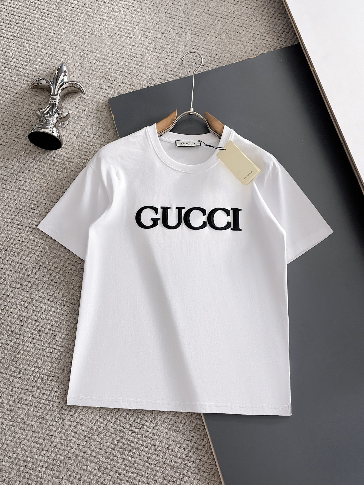NO:932151,Mengkou's top products 2026 spring and summer new debut counter latest short-sleeved round neck T-shirt, high-end custom design, avant-garde and fashionable!  The brand logo is designed with heavy craftsmanship. High-end customized 260g fabric. Soft to the touch. Comfortable to wear. Exquisite stitching at the counter level. Fine workmanship. The upper body effect is incomparably handsome!  A must-have item for a stylish man!  Size M-XXXL,,Moncler,T-shirt,tees,t-shirt,19860909蒙口 顶级货品2026春夏新款首发专柜最新款短袖圆领T恤 高端订制 设计前卫时尚！品牌logo重工艺设计 高端定制260克面料.手感柔软.穿着舒适.专柜级别精致车线.做工精细.上身效果无敌帅气！型男必备单品！码数M-XXXL,,Moncler,T-shirt,tees，t-shirt,,Men's clothing