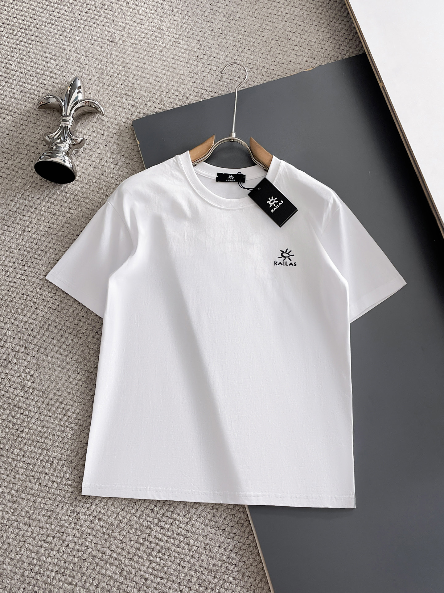NO:932155,Kailer Stone's top products 2026 spring and summer new debut counter latest short-sleeved round neck T-shirt, high-end custom design, avant-garde and fashionable!  The brand logo is designed with heavy craftsmanship. High-end customized 260g fabric. Soft to the touch. Comfortable to wear. Exquisite stitching at the counter level. Fine workmanship. The upper body effect is incomparably handsome!  A must-have item for a stylish man!  Size M-XXXL,,T-shirt,tees,t-shirt,19860909凯乐石 顶级货品2026春夏新款首发专柜最新款短袖圆领T恤 高端订制 设计前卫时尚！品牌logo重工艺设计 高端定制260克面料.手感柔软.穿着舒适.专柜级别精致车线.做工精细.上身效果无敌帅气！型男必备单品！码数M-XXXL,,T-shirt,tees，t-shirt,,Men's clothing