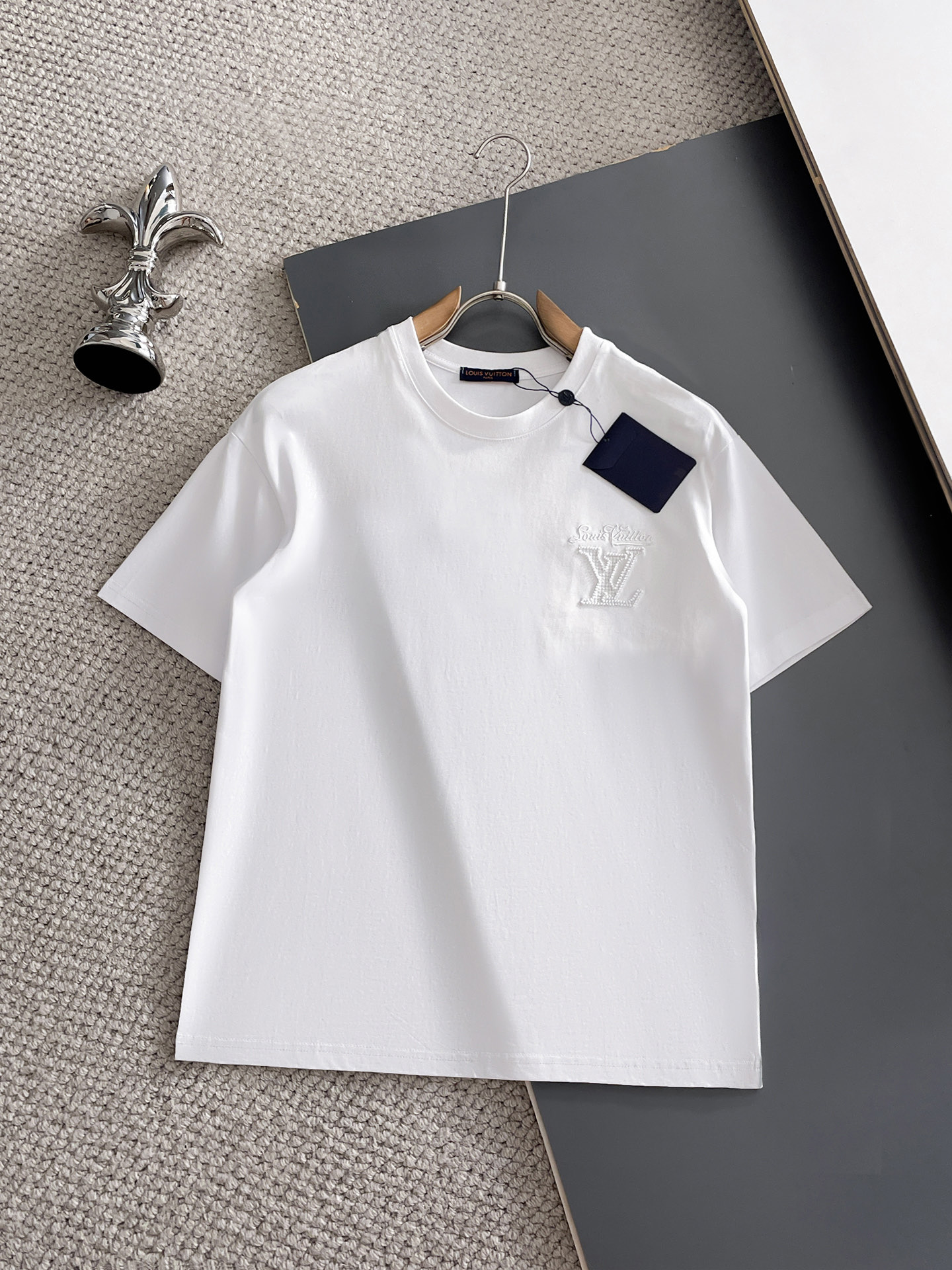 NO:932111,LV top products 2026 spring and summer new debut counter latest short-sleeved round neck T-shirt, high-end customization, avant-garde and fashionable design!  The brand logo is designed with heavy craftsmanship. High-end customized 260g fabric. Soft to the touch. Comfortable to wear. Exquisite stitching at the counter level. Fine workmanship. The upper body effect is incomparably handsome!  A must-have item for a stylish man!  Size M-XXXL,,louis vuitton,T-shirt,tees,t-shirt,19860909LV 顶级货品2026春夏新款首发专柜最新款短袖圆领T恤 高端订制 设计前卫时尚！品牌logo重工艺设计 高端定制260克面料.手感柔软.穿着舒适.专柜级别精致车线.做工精细.上身效果无敌帅气！型男必备单品！码数M-XXXL,,louis vuitton,T-shirt,tees，t-shirt,,Men's clothing