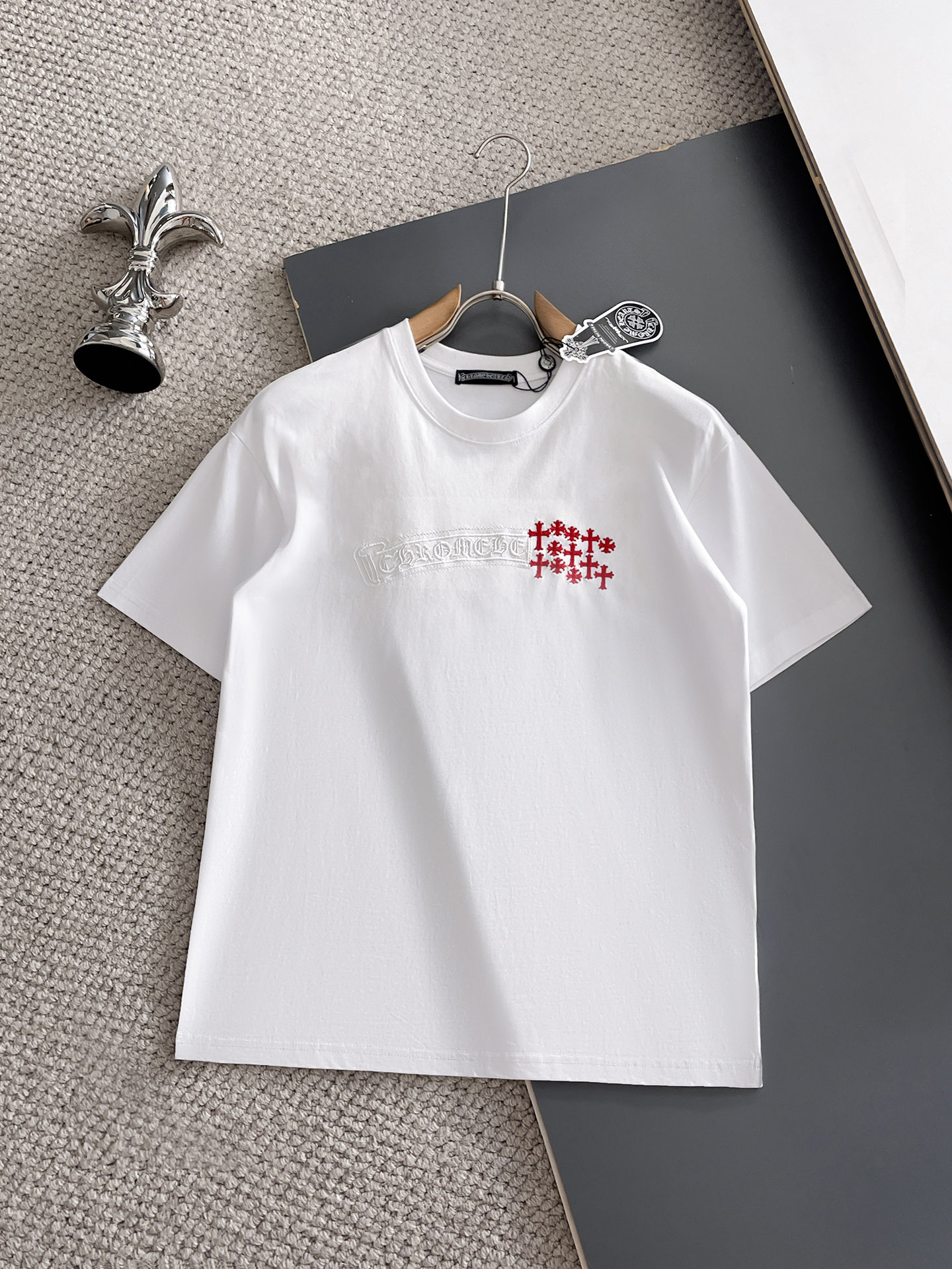 NO:932115,Croxin's top products 2026 spring and summer new debut counter, the latest short-sleeved round neck T-shirt, high-end customization, avant-garde and fashionable design!  The brand logo is designed with heavy craftsmanship. High-end customized 260g fabric. Soft to the touch. Comfortable to wear. Exquisite stitching at the counter level. Fine workmanship. The upper body effect is incomparably handsome!  A must-have item for a stylish man!  Size M-XXXL,,chrome hearts,T-shirt,tees,t-shirt,19860909克罗心顶级货品2026春夏新款首发专柜最新款短袖圆领T恤 高端订制 设计前卫时尚！品牌logo重工艺设计 高端定制260克面料.手感柔软.穿着舒适.专柜级别精致车线.做工精细.上身效果无敌帅气！型男必备单品！码数M-XXXL,,chrome hearts,T-shirt,tees，t-shirt,,Men's clothing