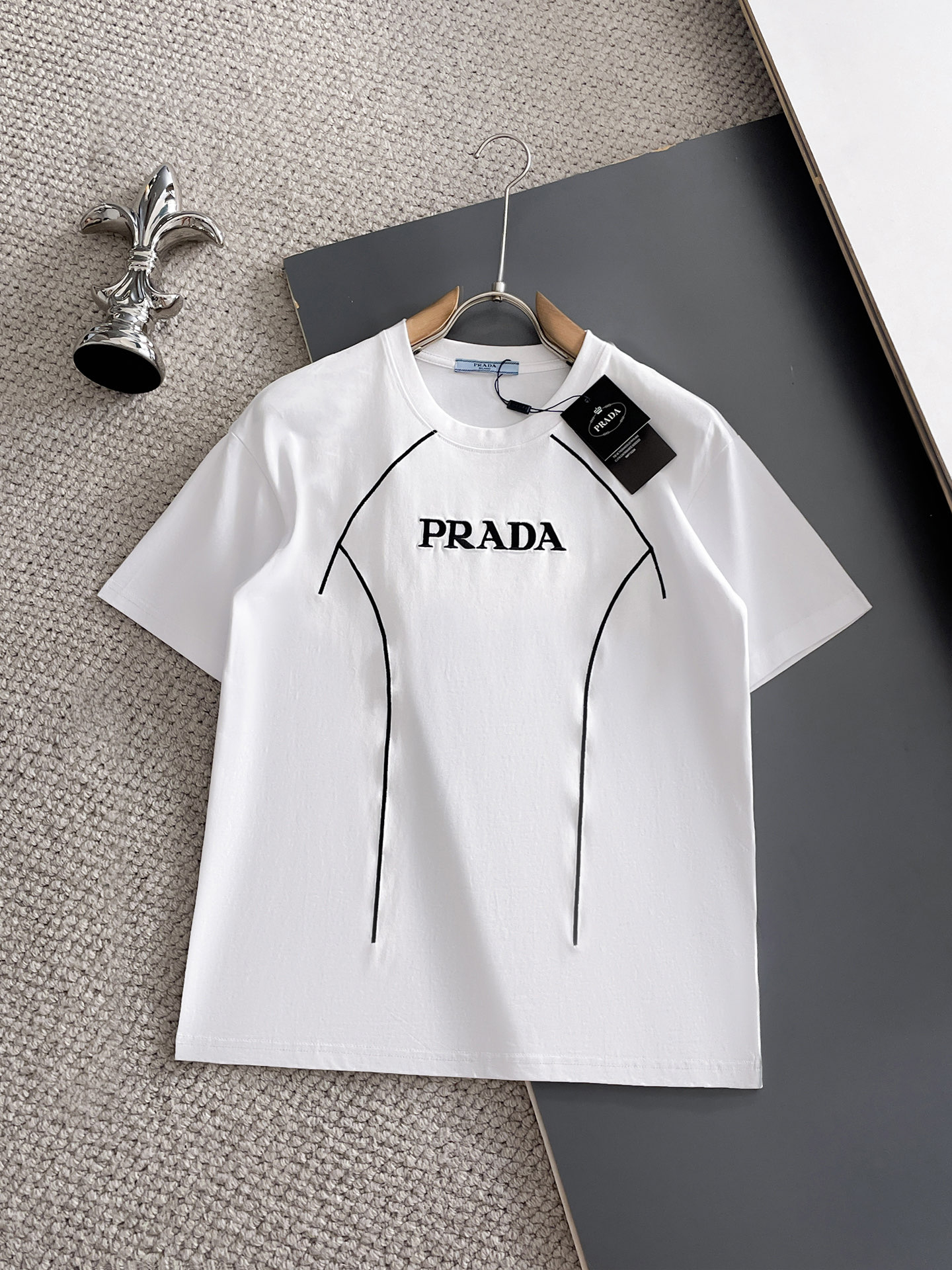 NO:932121,Prada's top products 2026 spring and summer new debut counter latest short-sleeved round neck T-shirt, high-end customization, avant-garde and fashionable design!  The brand logo is designed with heavy craftsmanship. High-end customized 260g fabric. Soft to the touch. Comfortable to wear. Exquisite stitching at the counter level. Fine workmanship. The upper body effect is incomparably handsome!  A must-have item for a stylish man!  Size M-XXXL,,prada,T-shirt,tees,t-shirt,19860909普拉达 顶级货品2026春夏新款首发专柜最新款短袖圆领T恤 高端订制 设计前卫时尚！品牌logo重工艺设计 高端定制260克面料.手感柔软.穿着舒适.专柜级别精致车线.做工精细.上身效果无敌帅气！型男必备单品！码数M-XXXL,,prada,T-shirt,tees，t-shirt,,Men's clothing