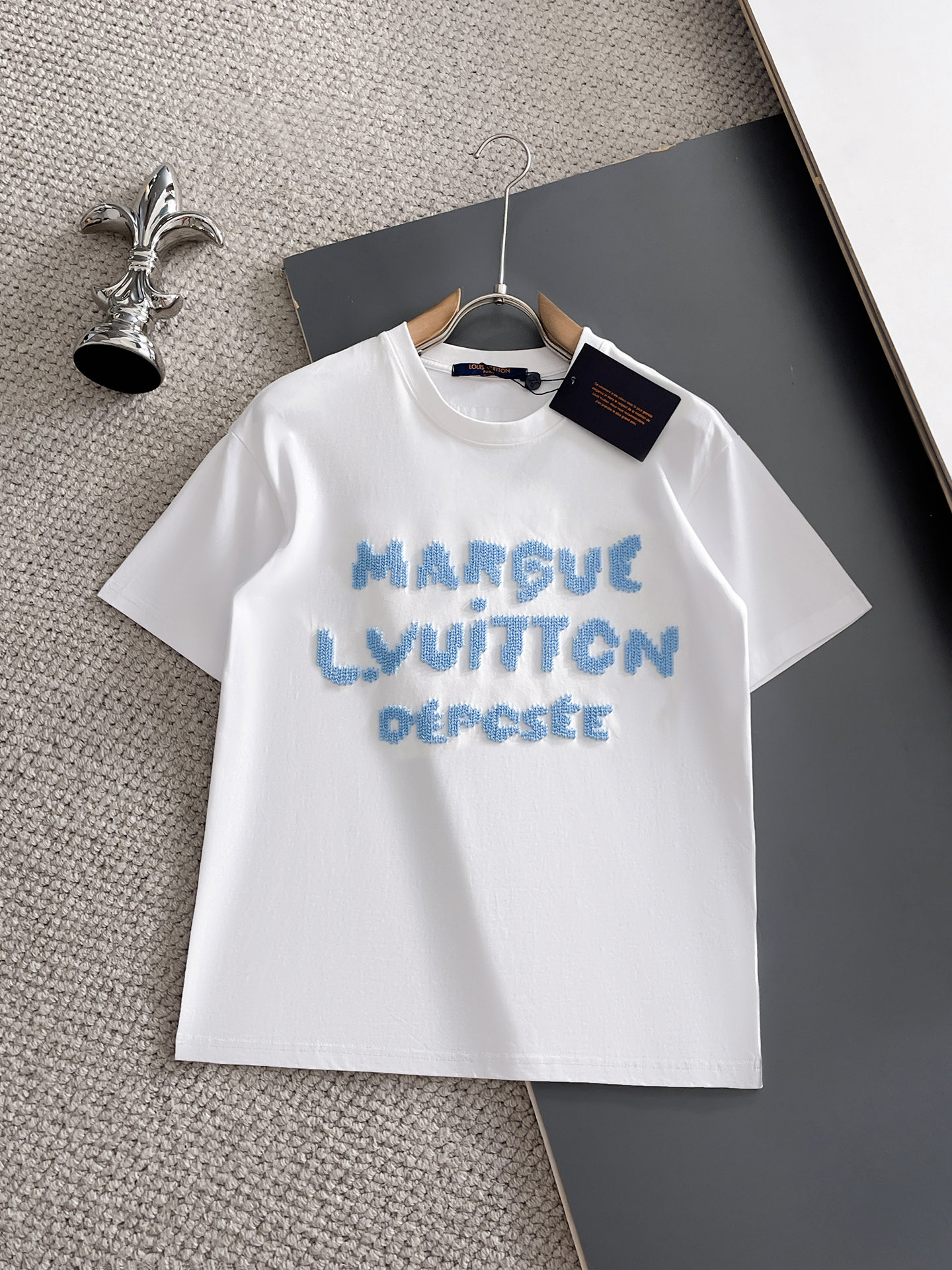 NO:932127,LV top products 2026 spring and summer new debut counter latest short-sleeved round neck T-shirt, high-end customization, avant-garde and fashionable design!  The brand logo is designed with heavy craftsmanship. High-end customized 260g fabric. Soft to the touch. Comfortable to wear. Exquisite stitching at the counter level. Fine workmanship. The upper body effect is incomparably handsome!  A must-have item for a stylish man!  Size M-XXXL,,louis vuitton,T-shirt,tees,t-shirt,19860909LV 顶级货品2026春夏新款首发专柜最新款短袖圆领T恤 高端订制 设计前卫时尚！品牌logo重工艺设计 高端定制260克面料.手感柔软.穿着舒适.专柜级别精致车线.做工精细.上身效果无敌帅气！型男必备单品！码数M-XXXL,,louis vuitton,T-shirt,tees，t-shirt,,Men's clothing